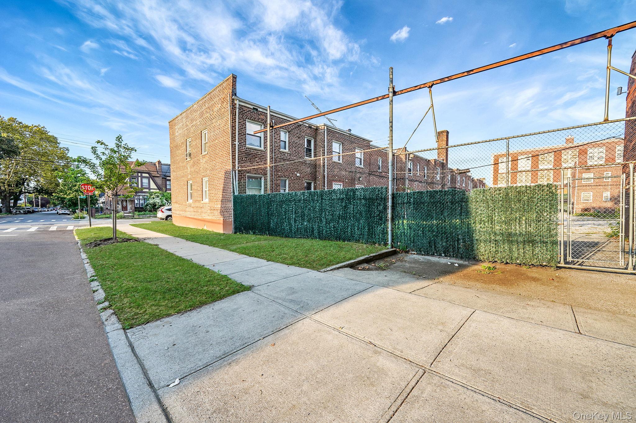 #4 photo, 20202 109th Avenue, Saint Albans , NY 11412