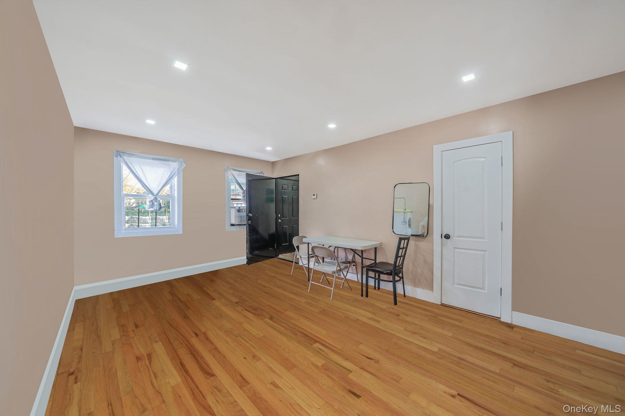 #9 photo, 20202 109th Avenue, Saint Albans , NY 11412