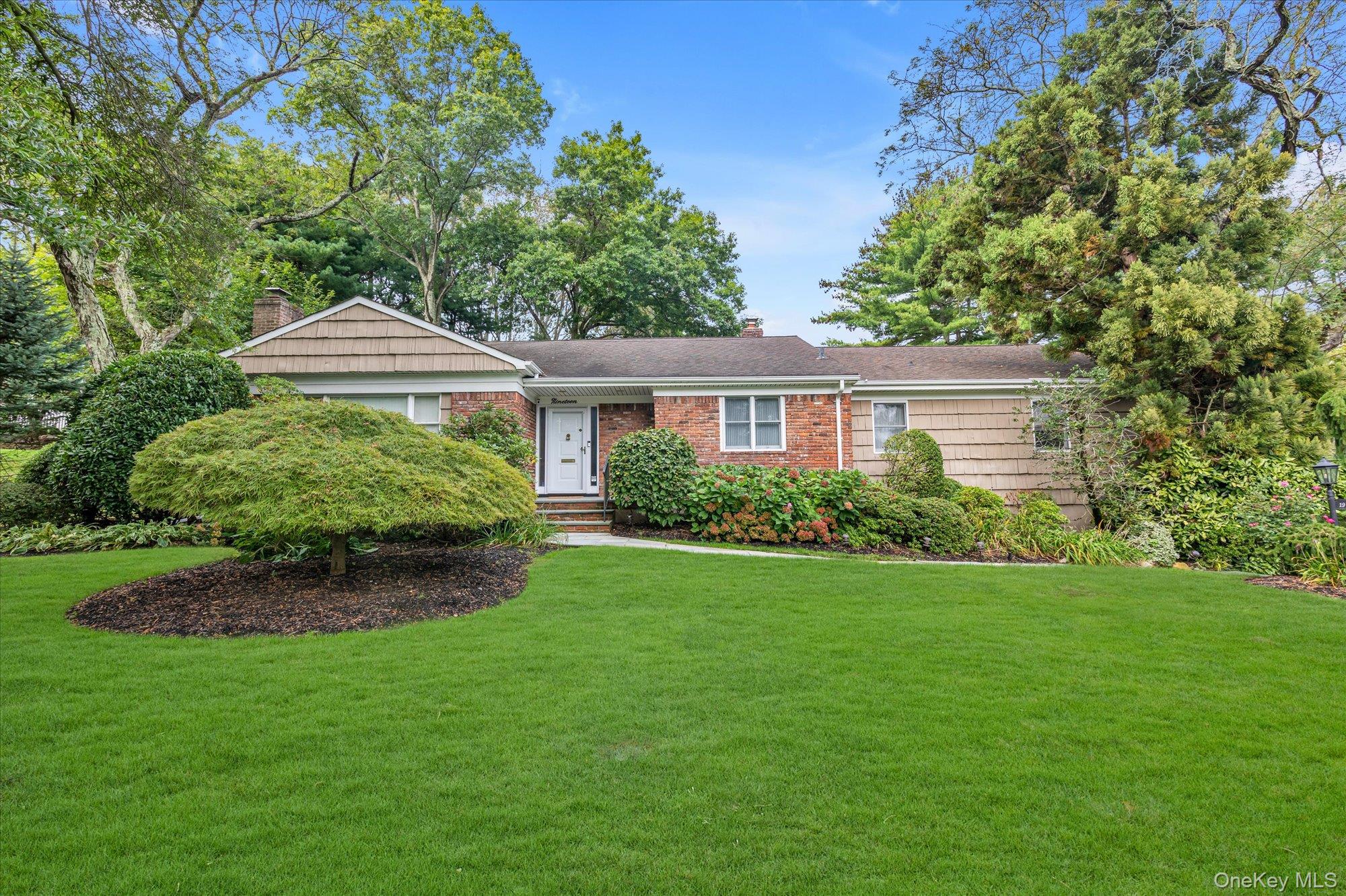 #1 photo, 19 Flamingo Road, 롱 아일랜드 East Hills , NY 11576