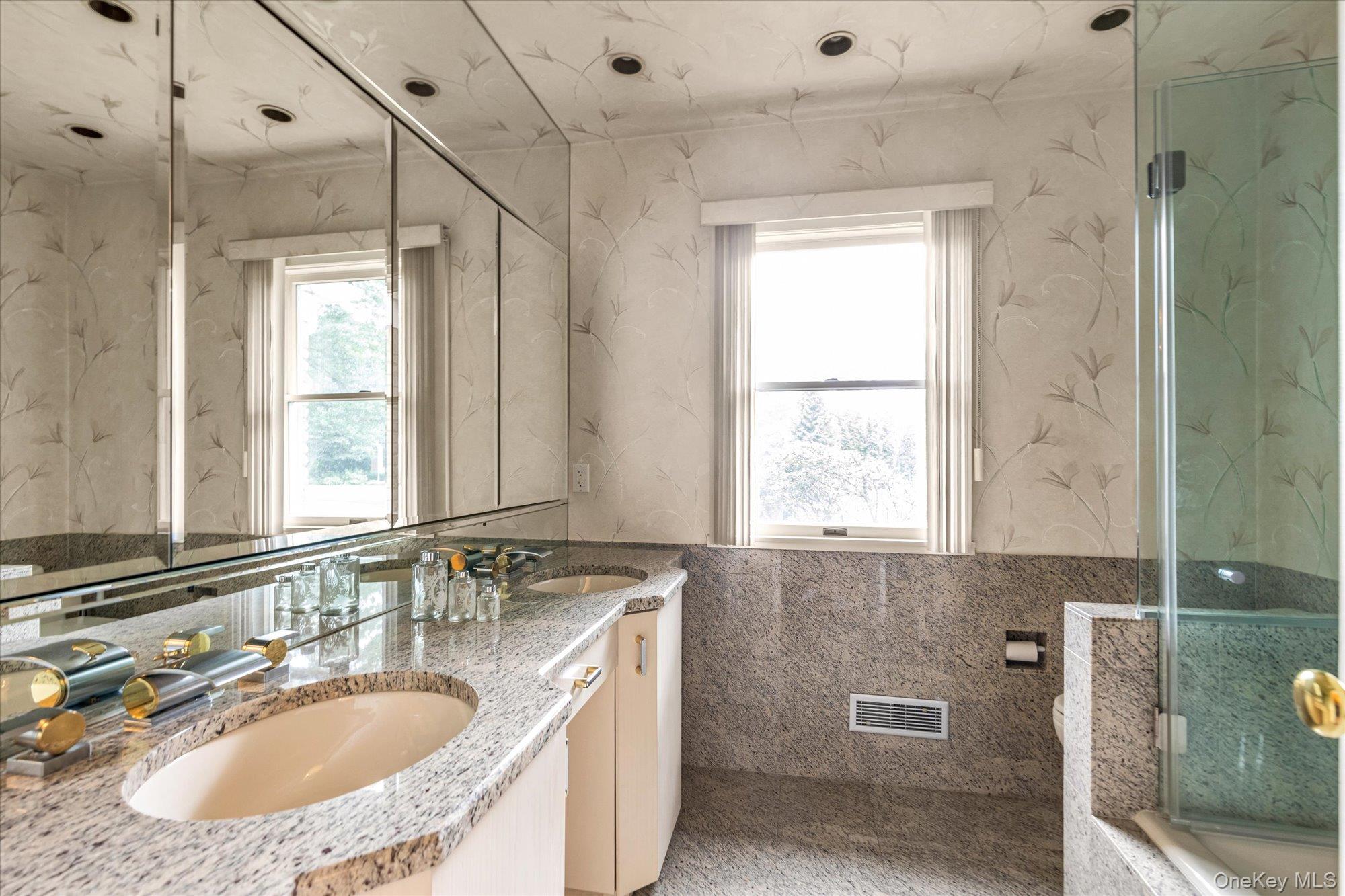 #19 photo, 19 Flamingo Road, 롱 아일랜드 East Hills , NY 11576