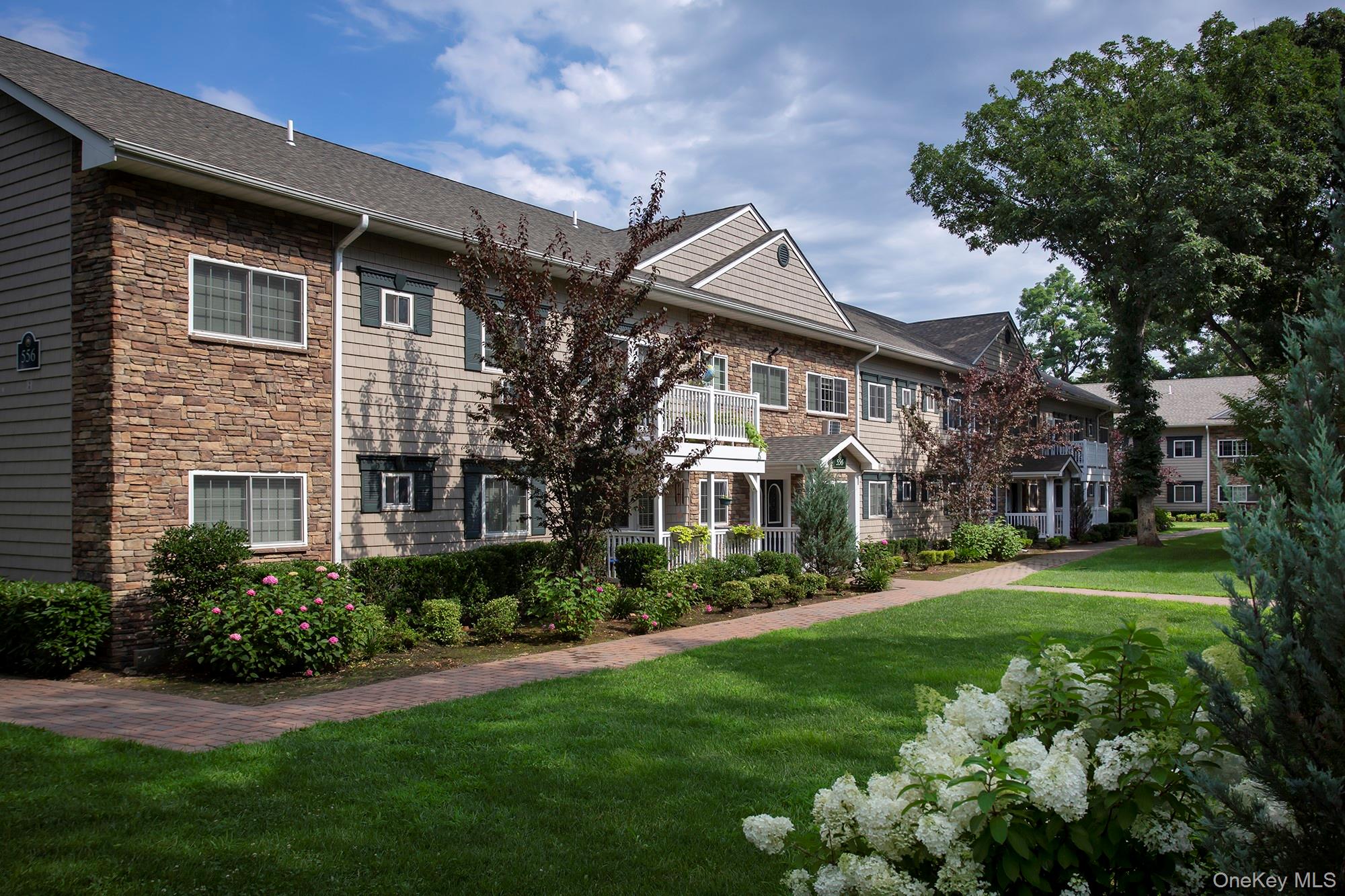 #1 photo, 562 New Highway, サフォーク郡 Hauppauge , NY 11788