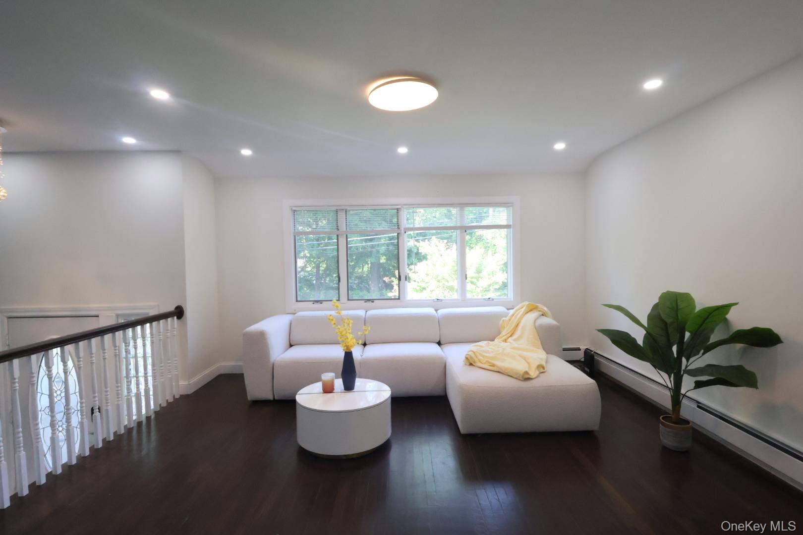 #8 photo, 18 Park Drive East, Syosset , NY 11791