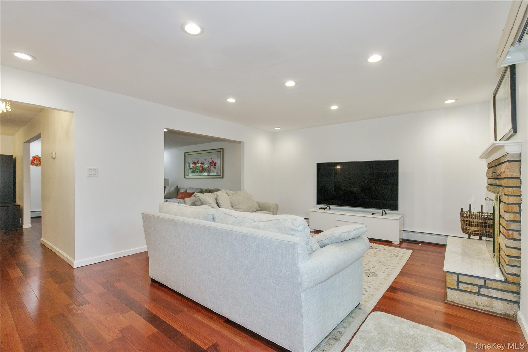 #14 photo, 43 ELM Street, Great Neck , NY 11021