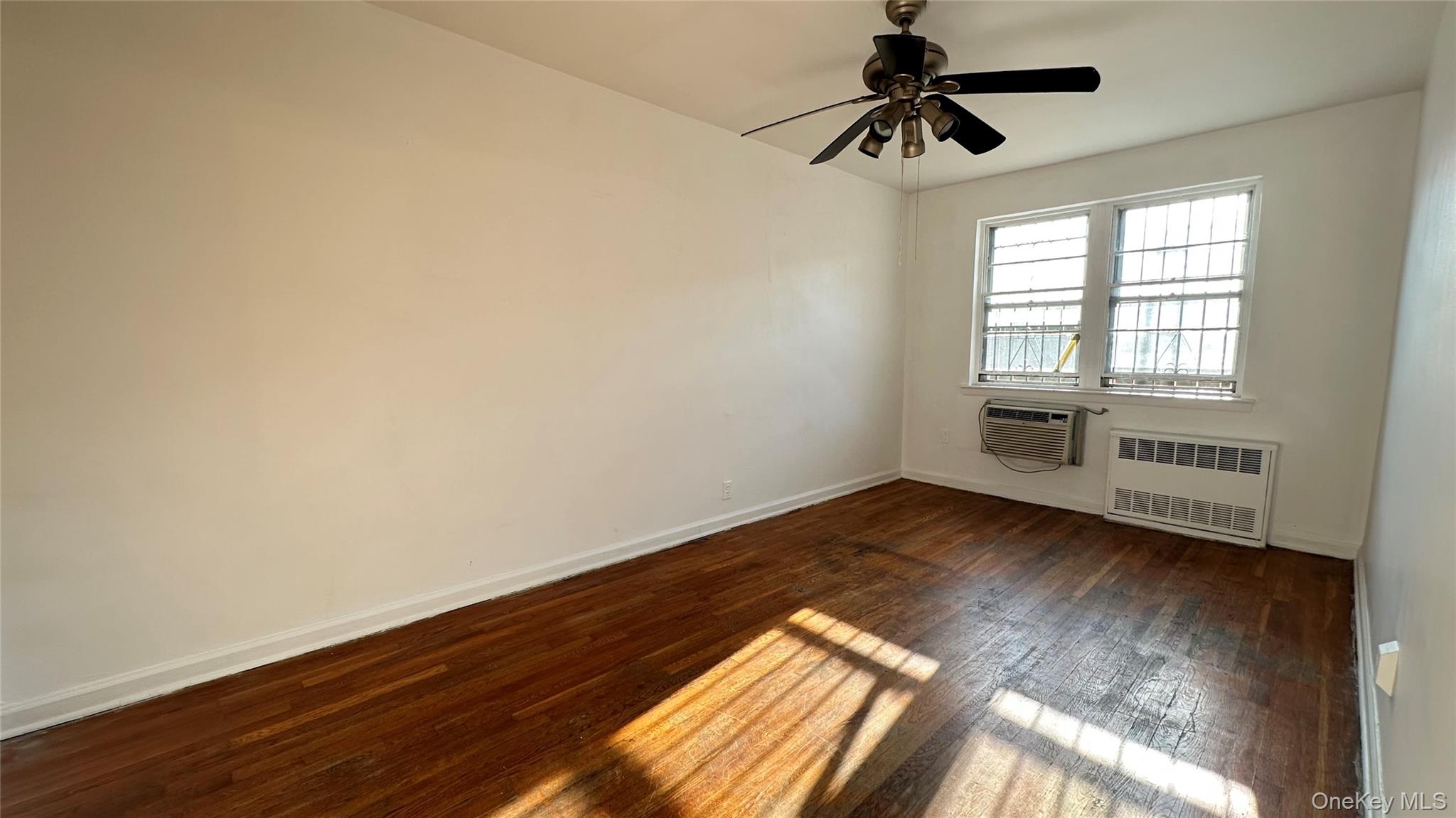 #3 photo, 5006 65th Place, クイーンズ区 Woodside , NY 11377