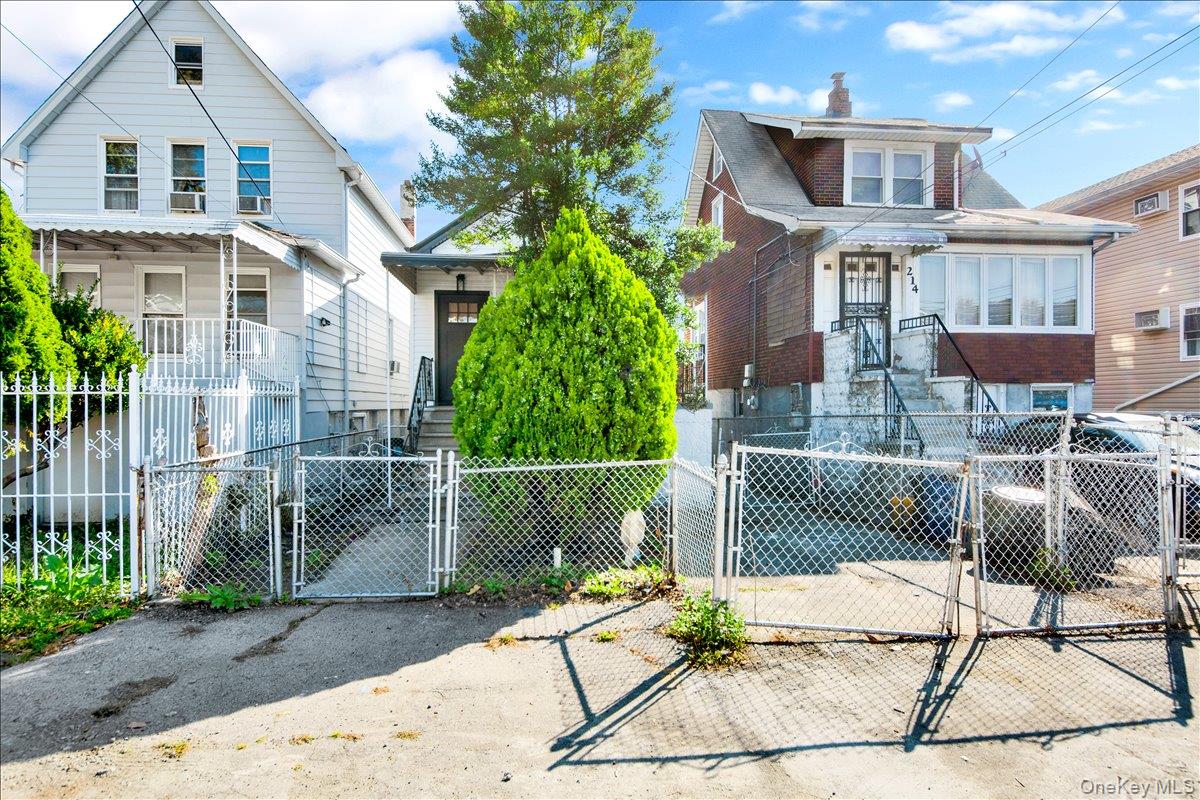 #4 photo, 216 Pugsley Avenue, Bronx , NY 10473
