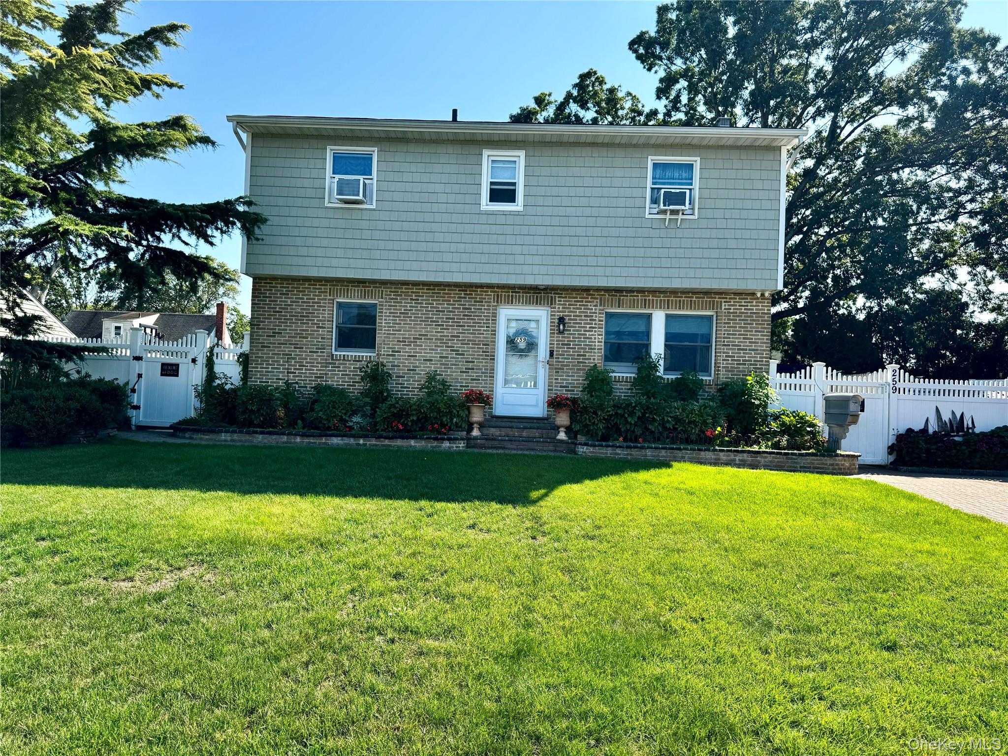 #1 photo, 259 28th Street, सफ़ोक काउंटी Copiague , NY 11726