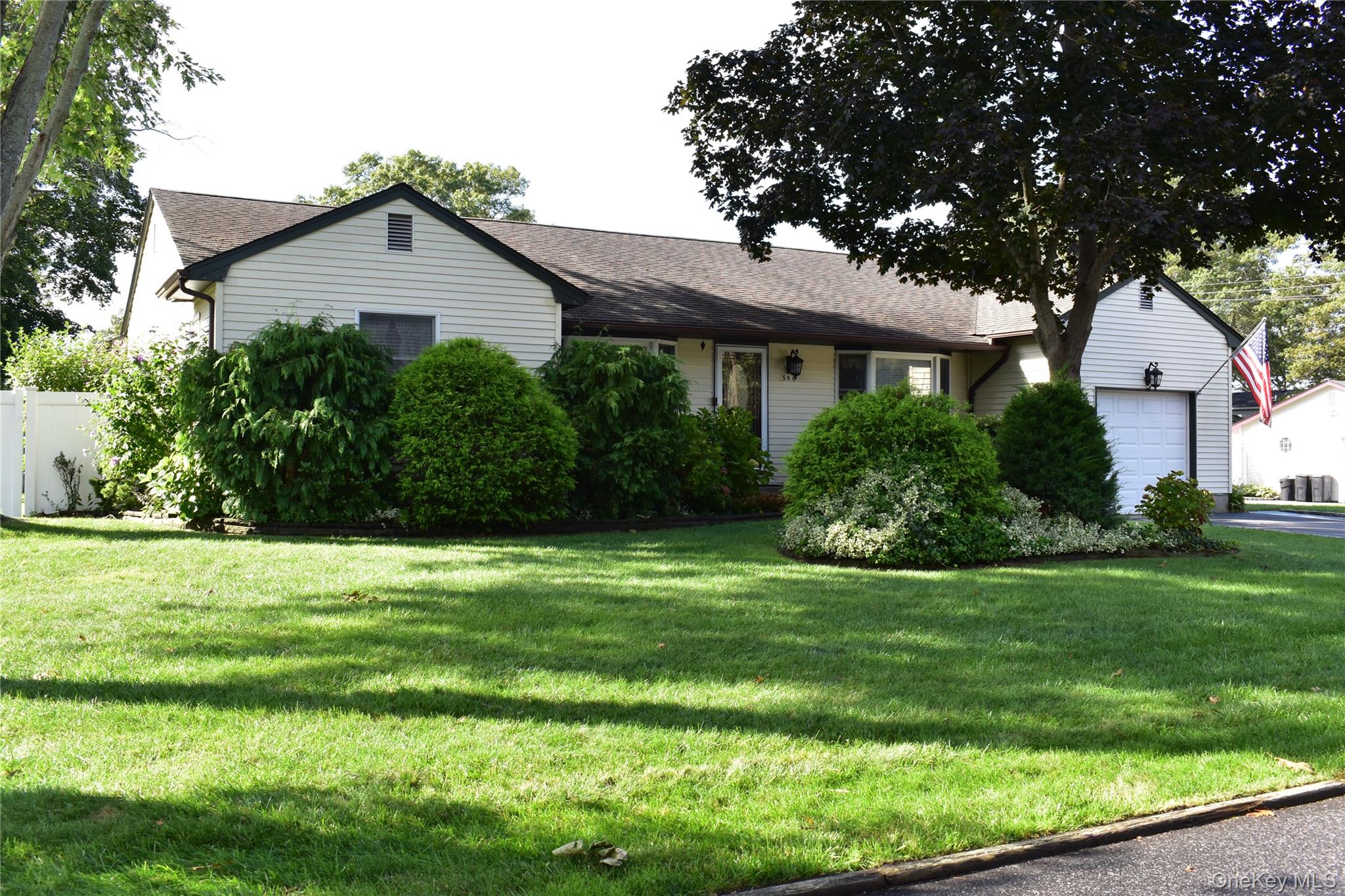 #1 photo, 386 Lillian Boulevard, सफ़ोक काउंटी Holbrook , NY 11741