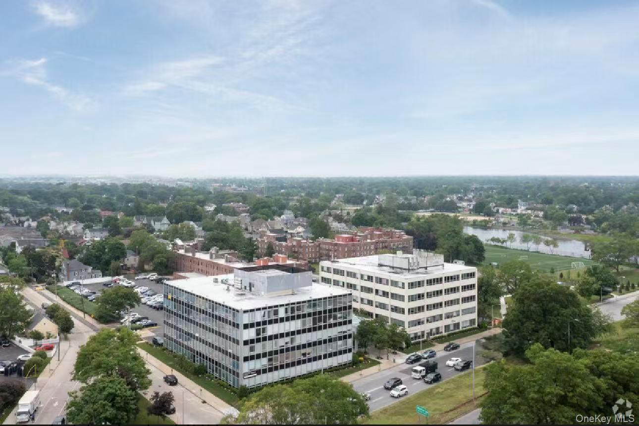 #1 photo, 100 Merrick Road, ナッソー郡 Rockville Centre , NY 11570