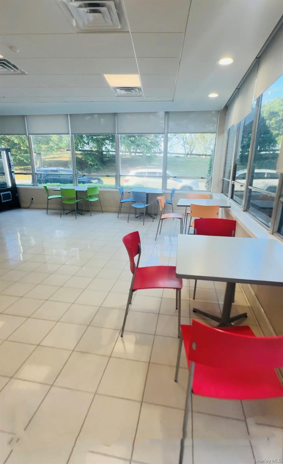 #10 photo, 100 Merrick Road, ナッソー郡 Rockville Centre , NY 11570