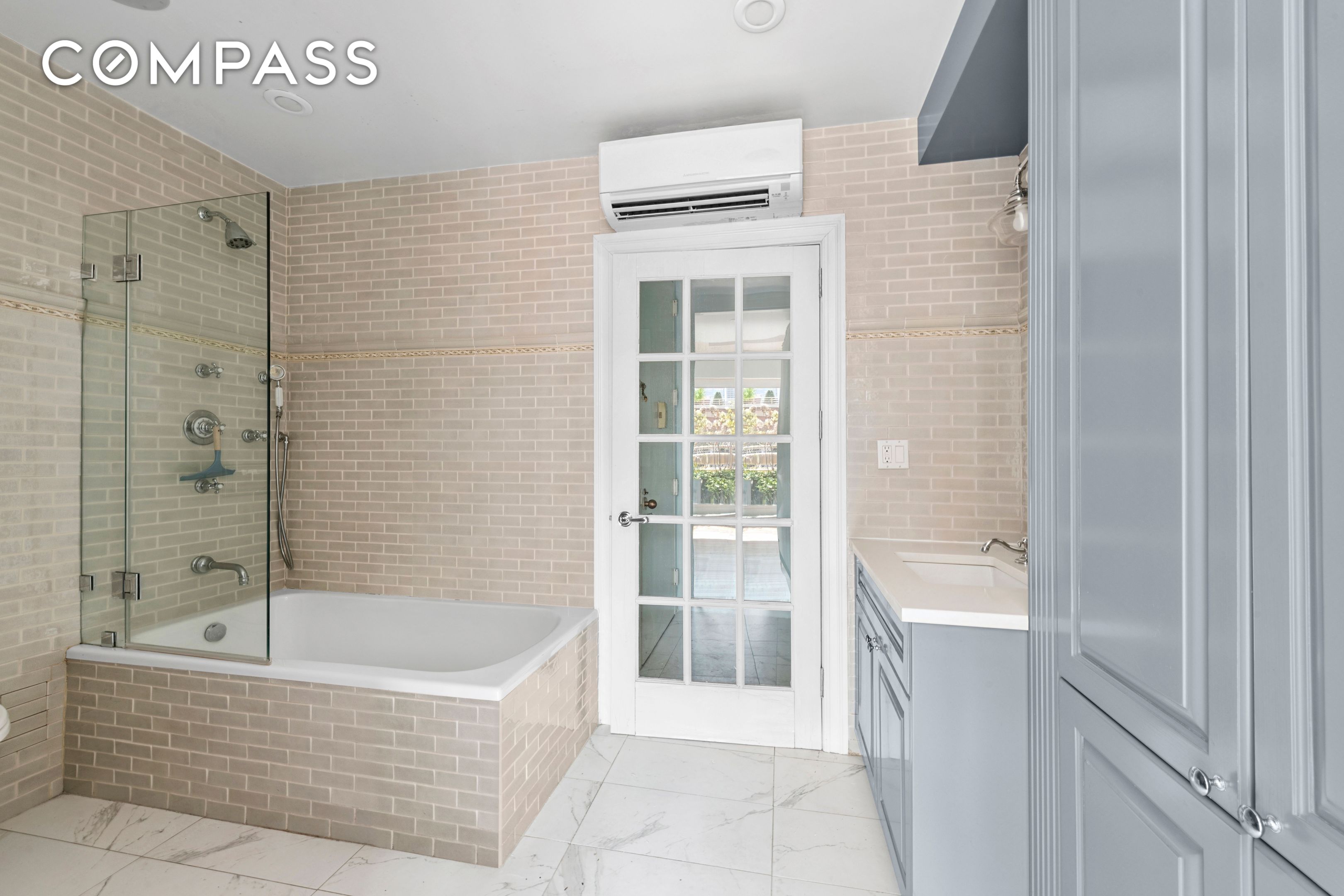 #11 photo, 393 W 49th Street, マンハッタン Hell's Kitchen , NY 10019