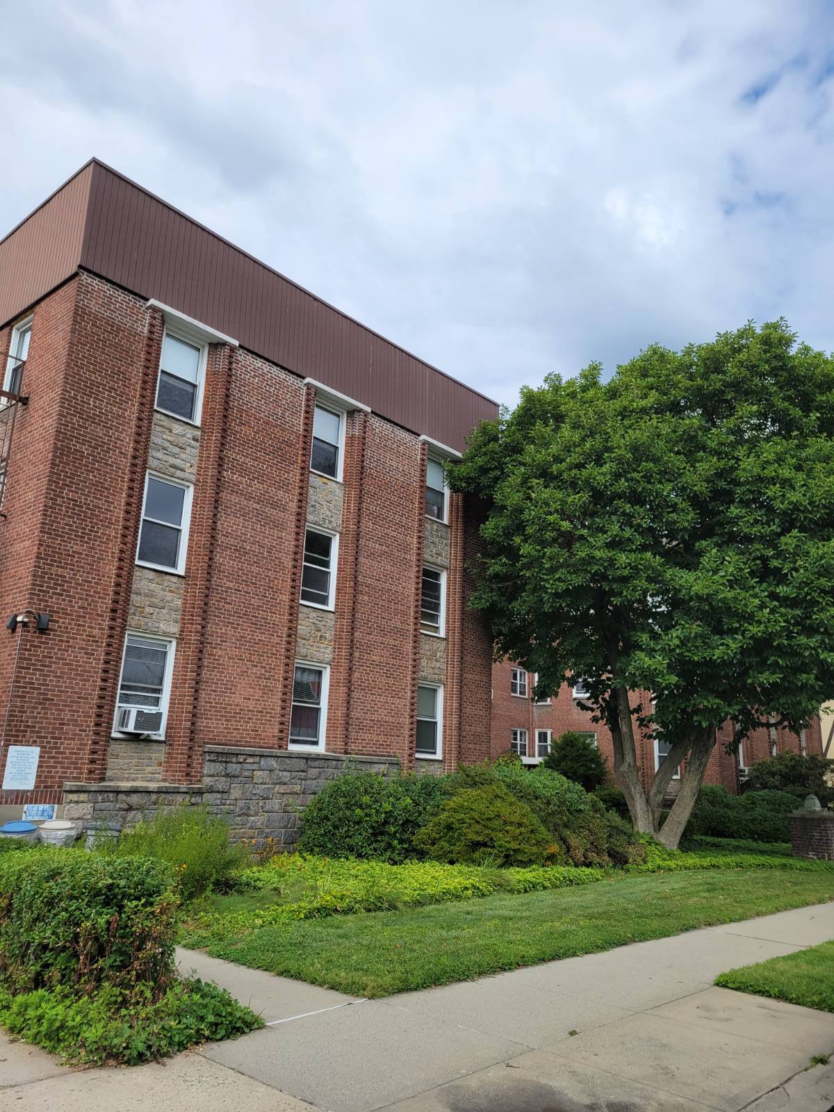 #4 photo, 38-24 213th St, BAYSIDE , NY 11361