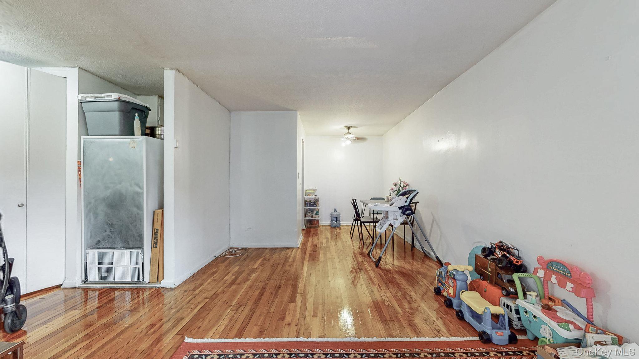 #5 photo, 41-42 73rd Street, クイーンズ区 Woodside , NY 11377