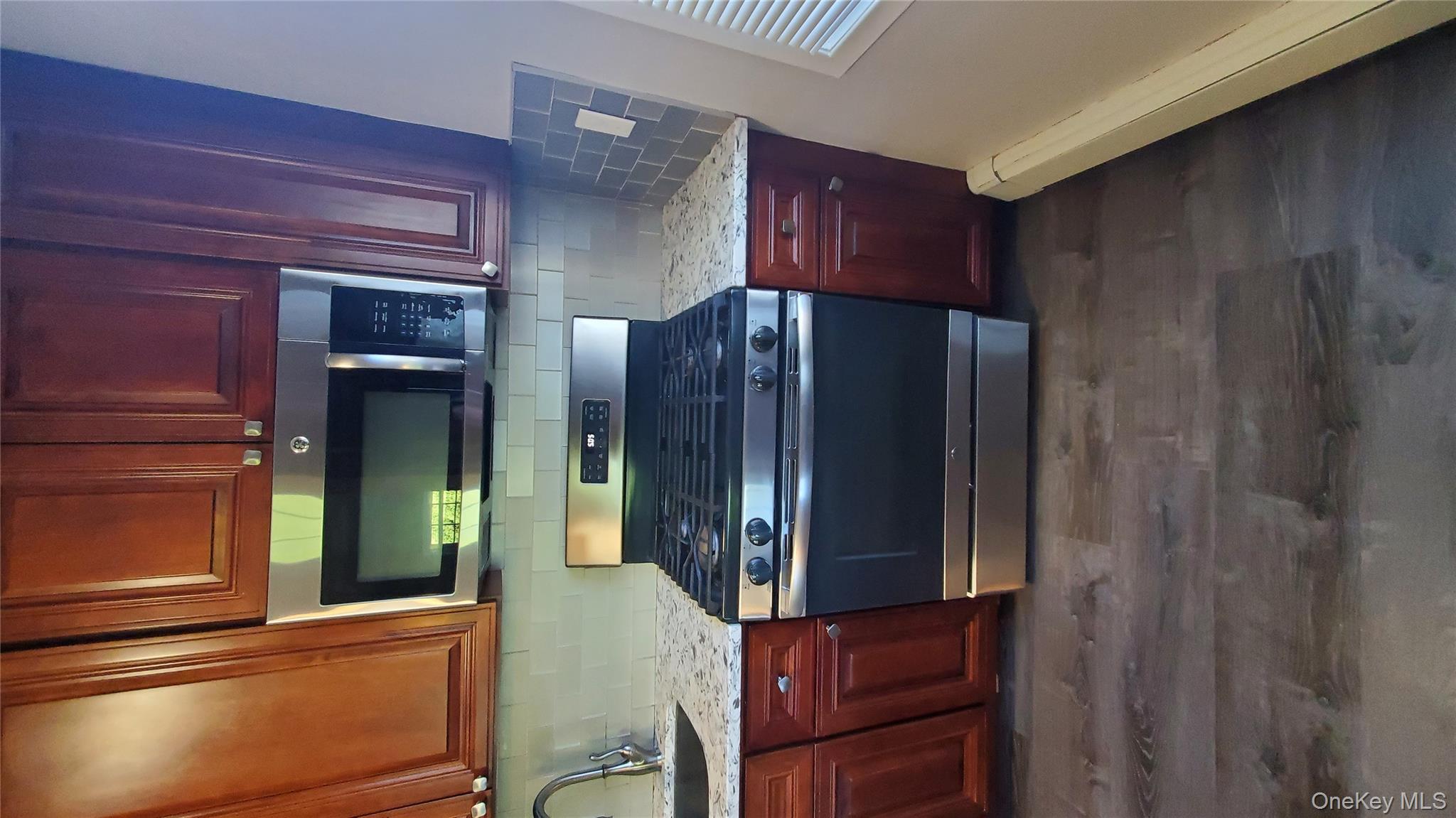 #15 photo, 460 Old Town Road, サフォーク郡 Port Jefferson Station , NY 11776