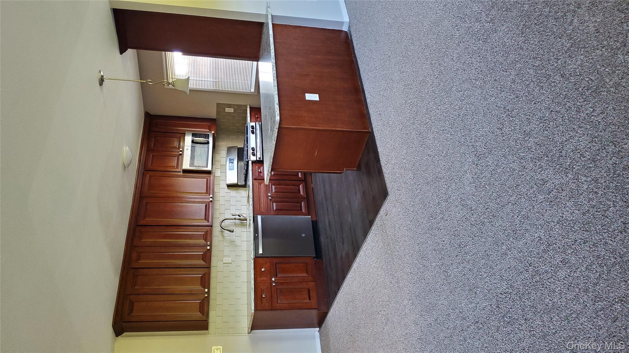 #2 photo, 460 Old Town Road, サフォーク郡 Port Jefferson Station , NY 11776