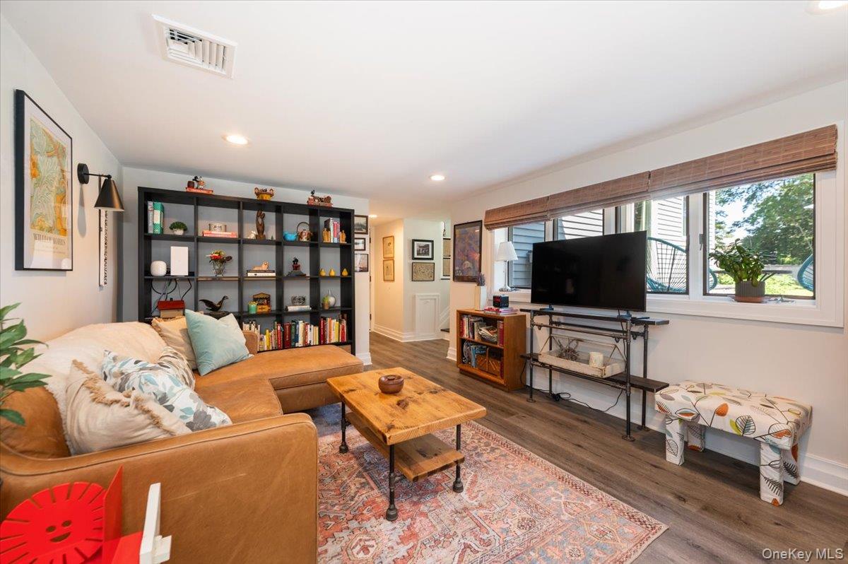 #10 photo, 949 Gardiner Drive, Bay Shore , NY 11706