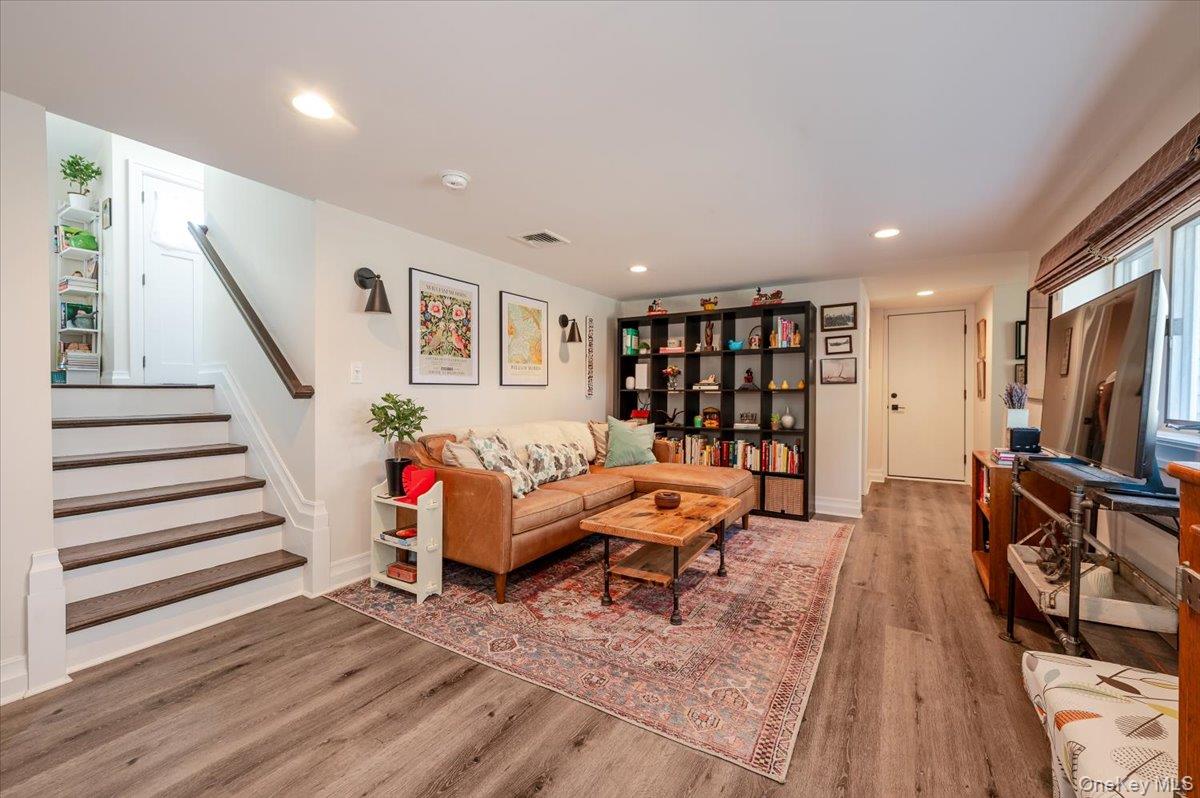 #8 photo, 949 Gardiner Drive, Bay Shore , NY 11706