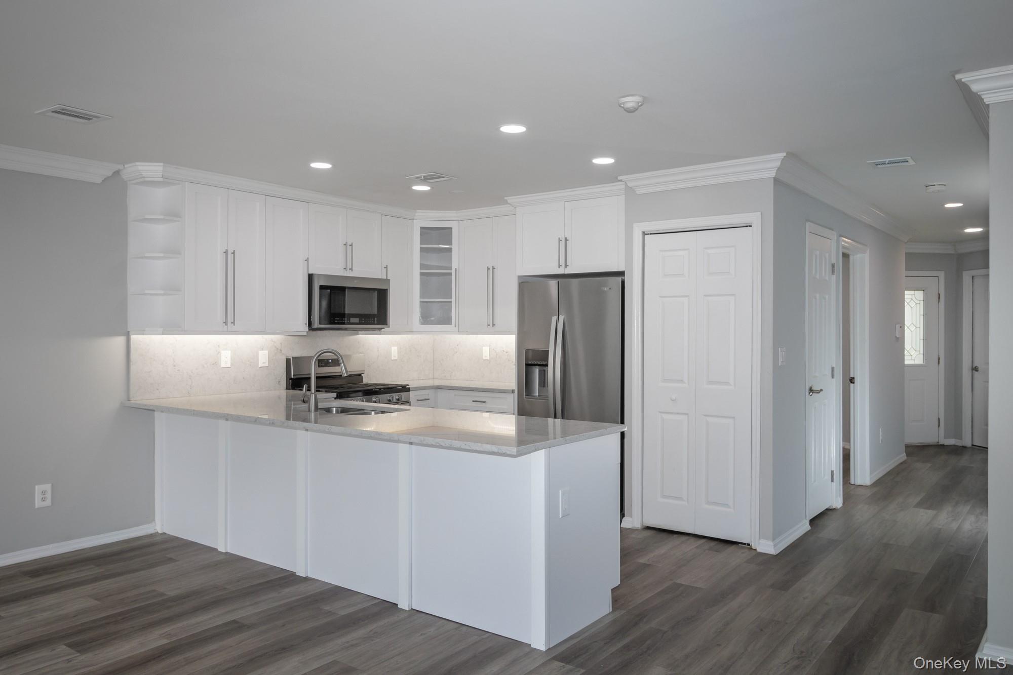 #3 photo, 156 Overlook Drive, サフォーク郡 Farmingville , NY 11738