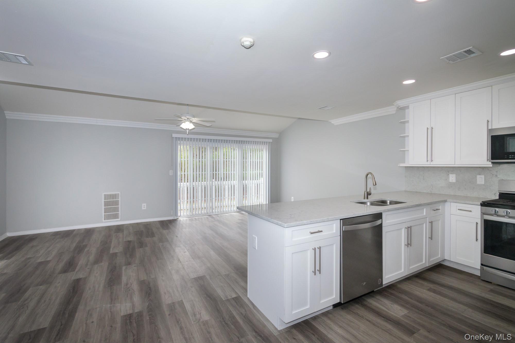 #4 photo, 156 Overlook Drive, サフォーク郡 Farmingville , NY 11738