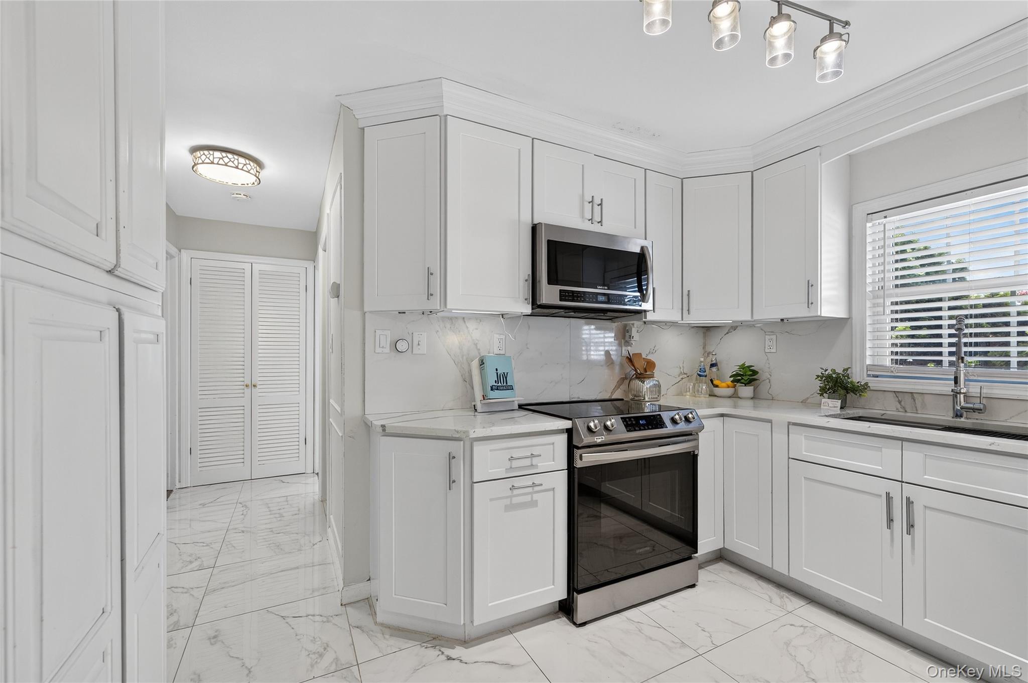 #16 photo, 11 Foster Lane, Westbury , NY 11590