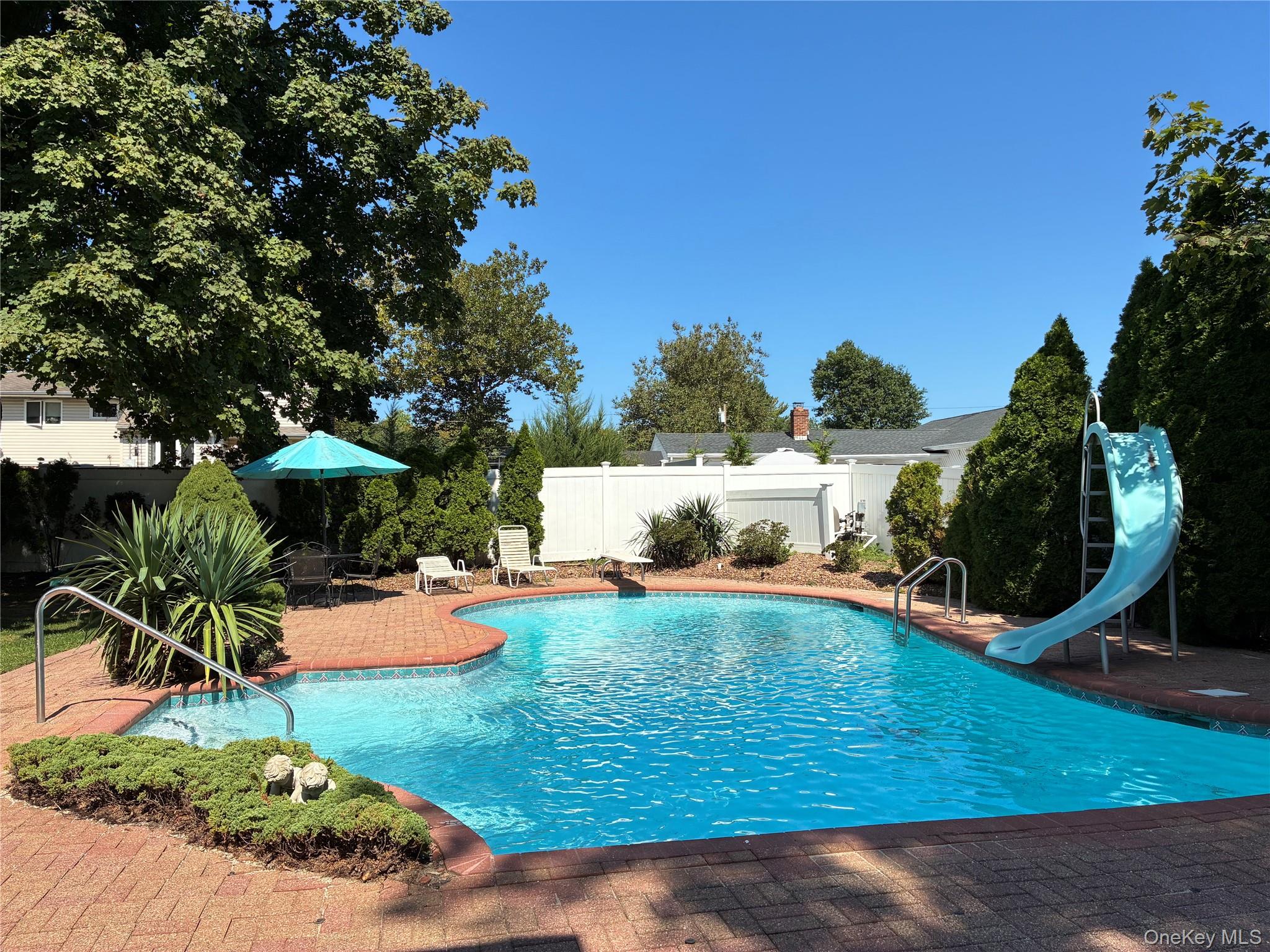 #11 photo, 20 Shelbourne Lane, Commack , NY 11725