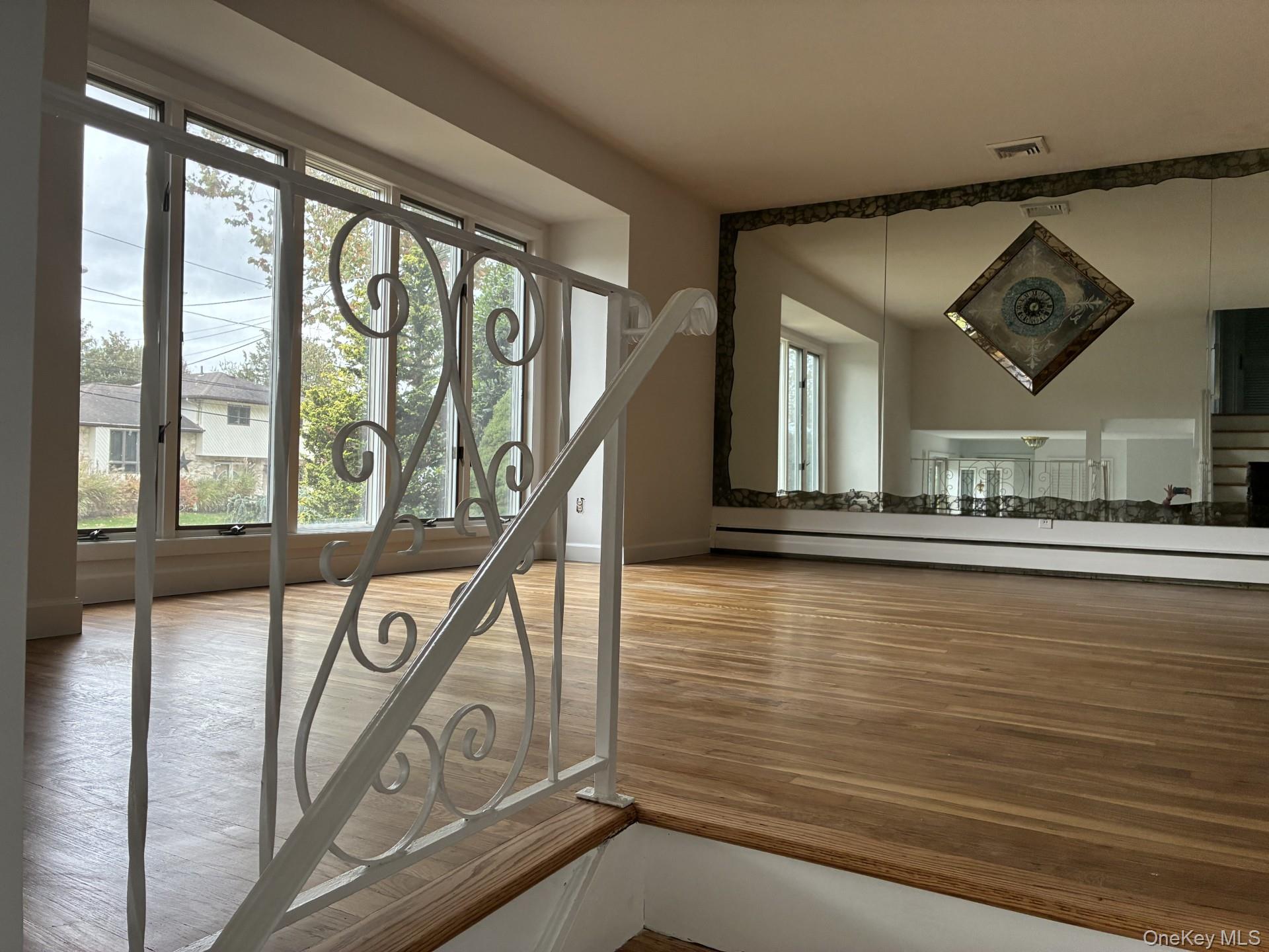 #3 photo, 20 Shelbourne Lane, Commack , NY 11725