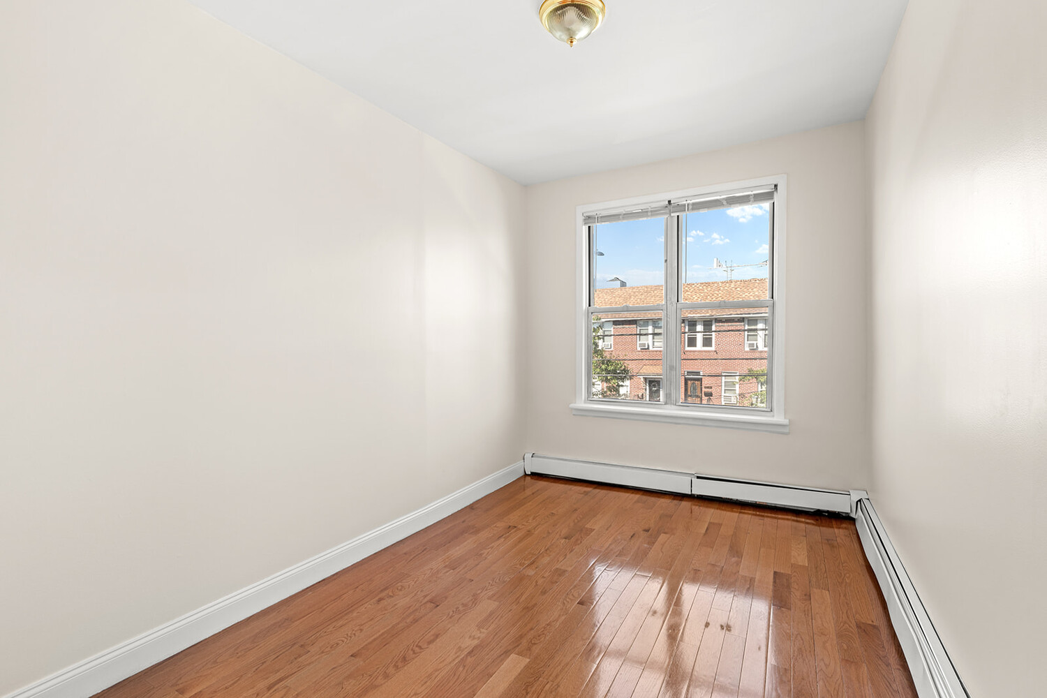 #4 photo, 25-87 46TH Street, クイーンズ区 Astoria , NY 11103