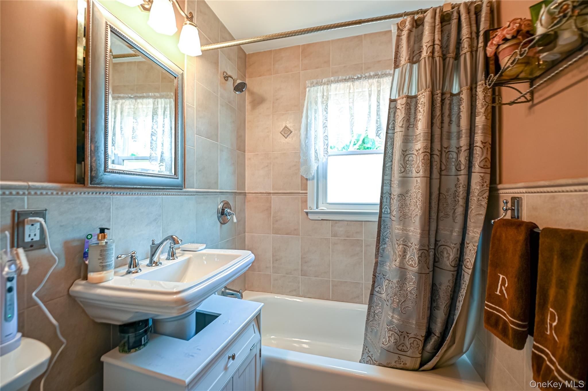 #12 photo, 31 Garden Boulevard, Hicksville , NY 11801