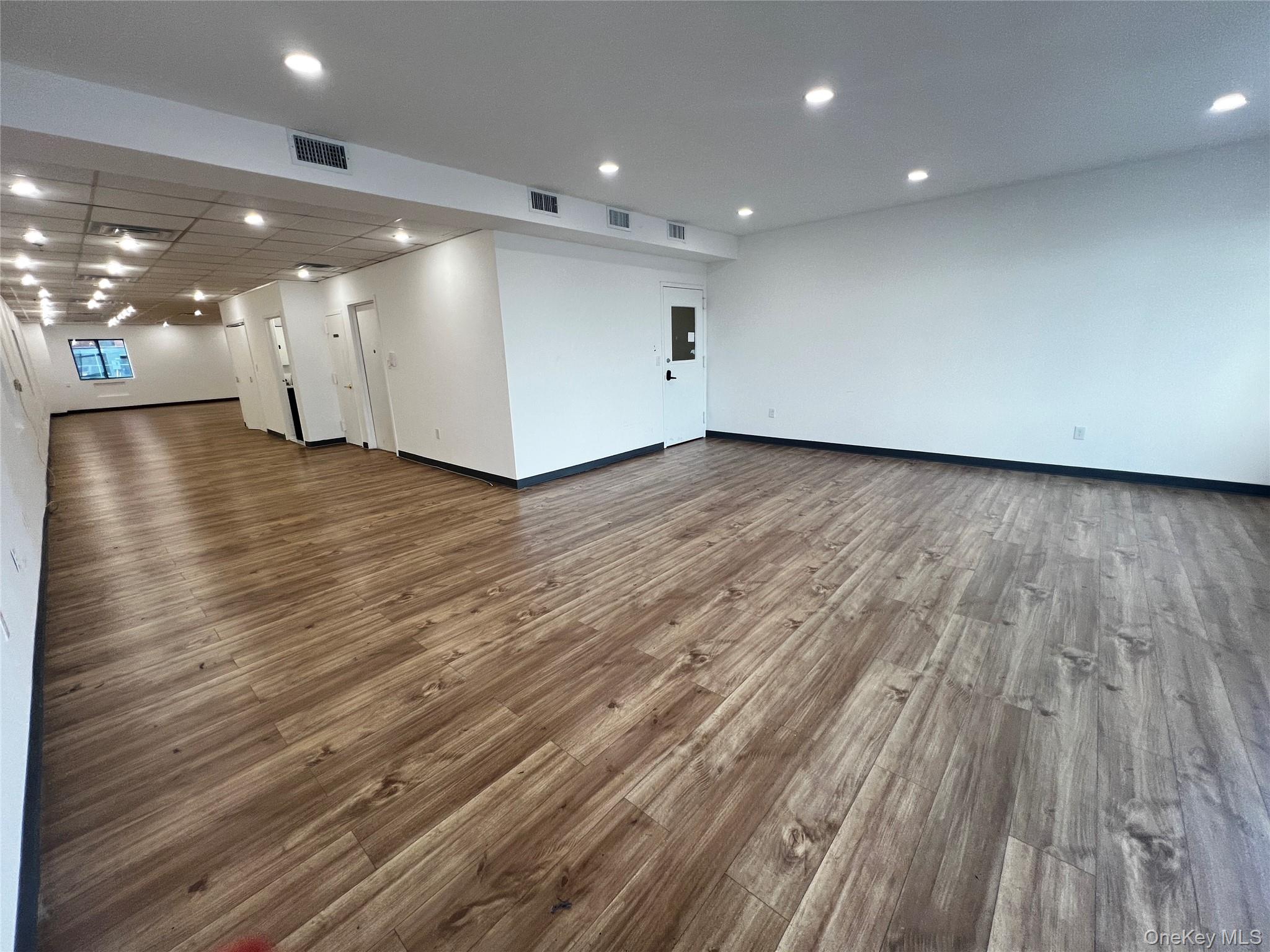 #5 photo, 136-81 Roosevelt Avenue, Flushing , NY 11354