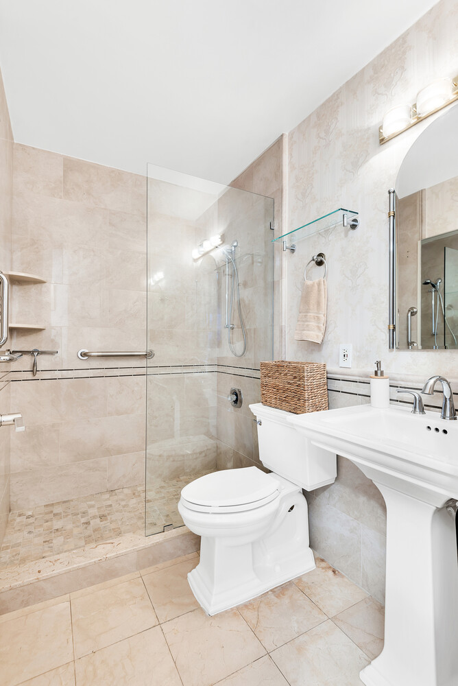 #13 photo, 303 E 43RD Street, マンハッタン Turtle Bay , NY 10017