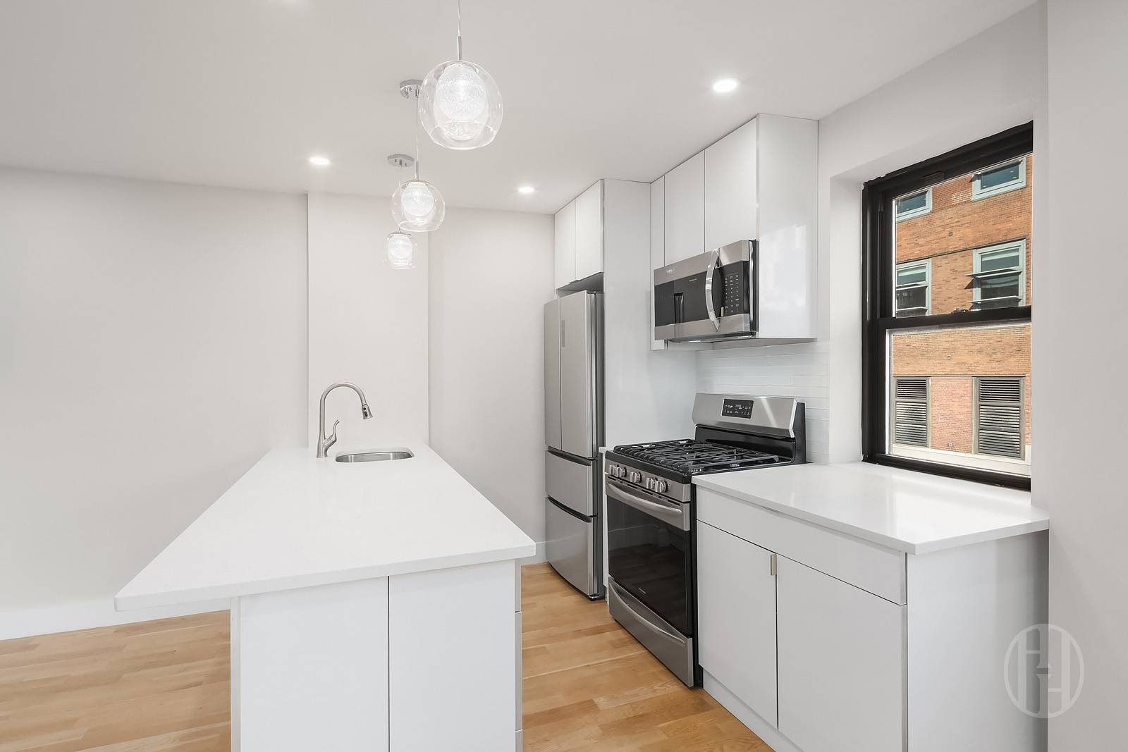 #4 photo, 85 8th Avenue, Chelsea , NY 10011-5105