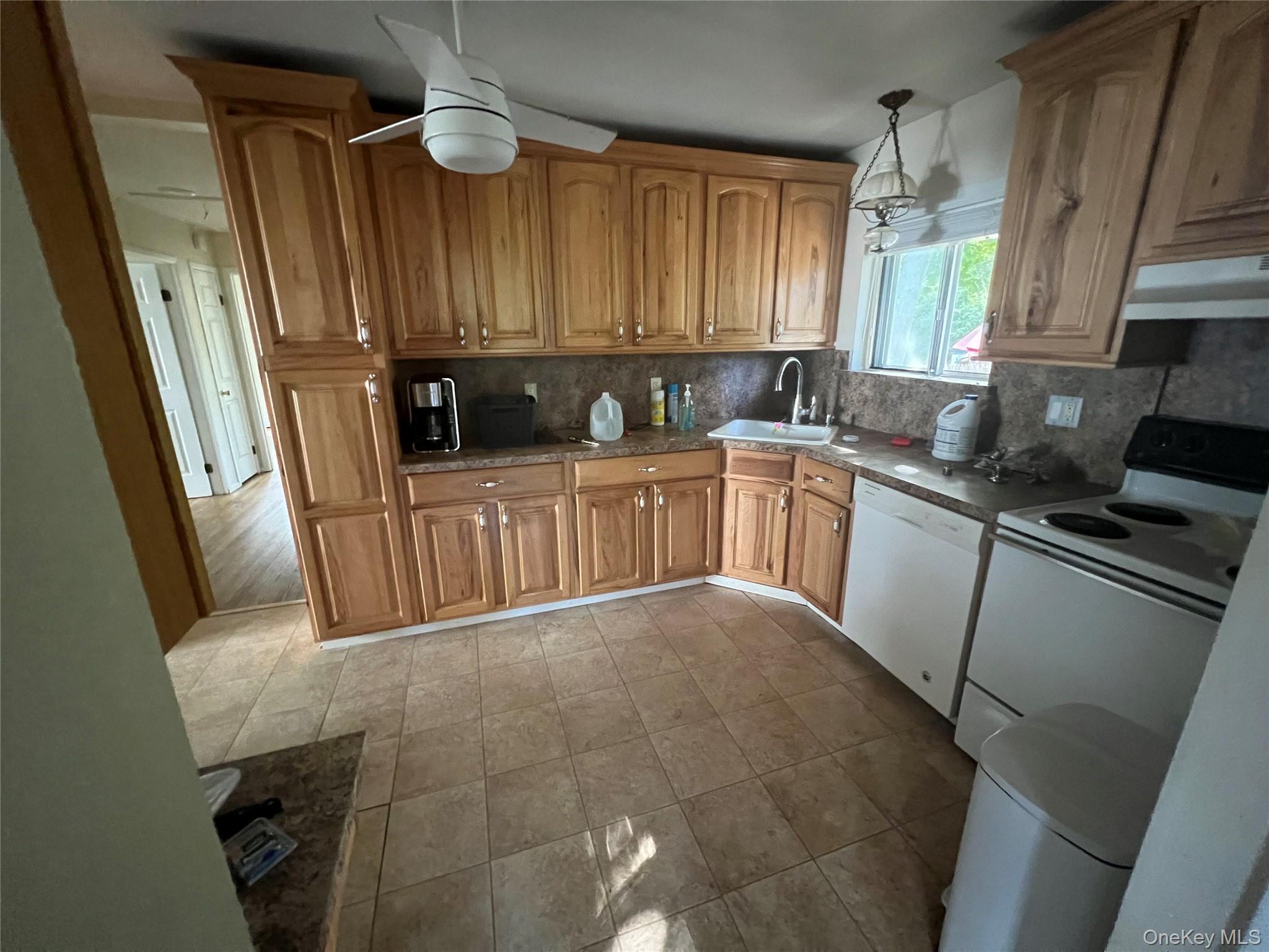 #4 photo, 10 Cedarhurst Avenue, Selden , NY 11784