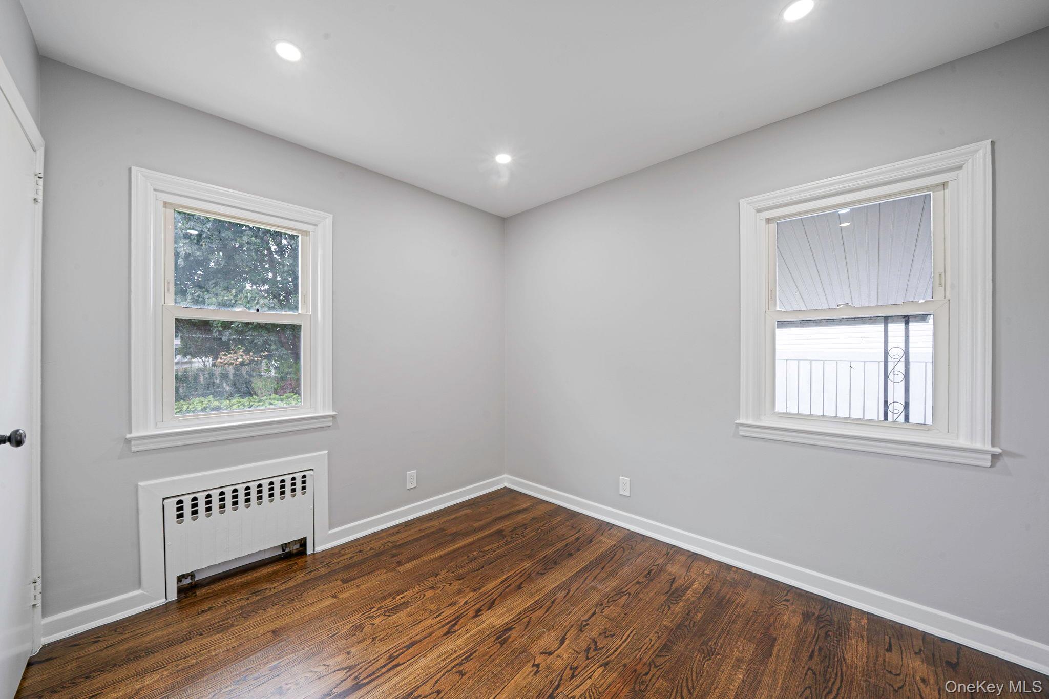 #12 photo, 3862 Clark Street, מחוז נסאו Seaford , NY 11783