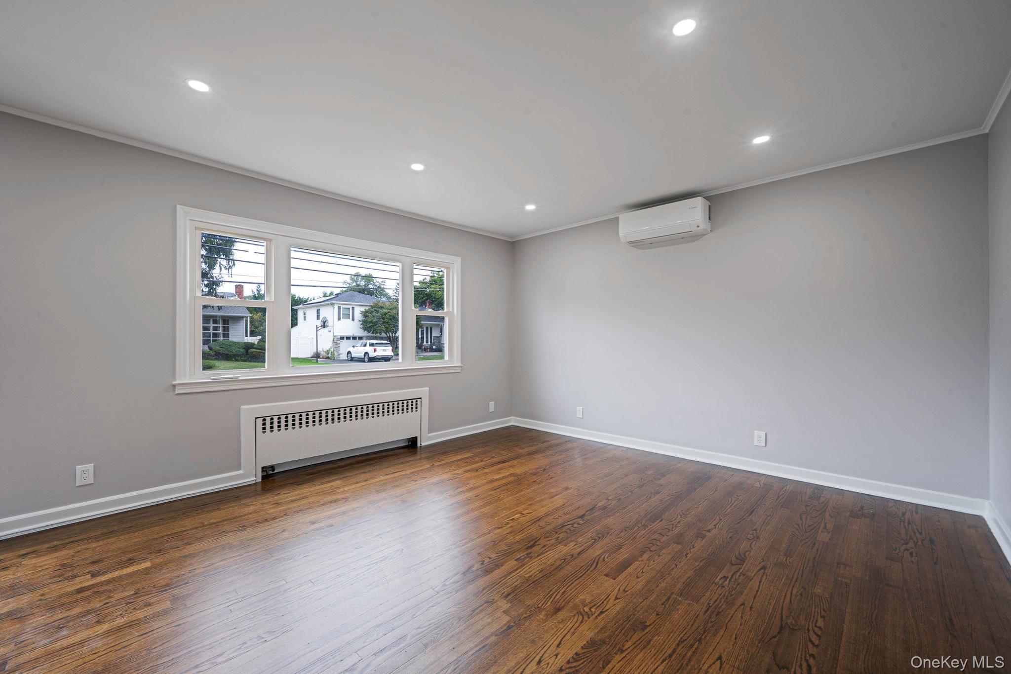 #14 photo, 3862 Clark Street, מחוז נסאו Seaford , NY 11783