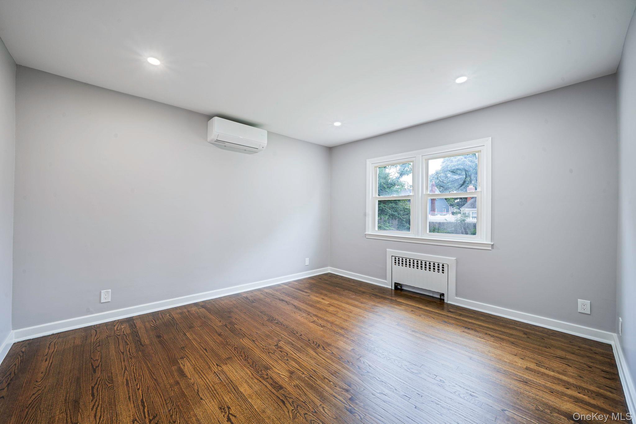 #5 photo, 3862 Clark Street, מחוז נסאו Seaford , NY 11783