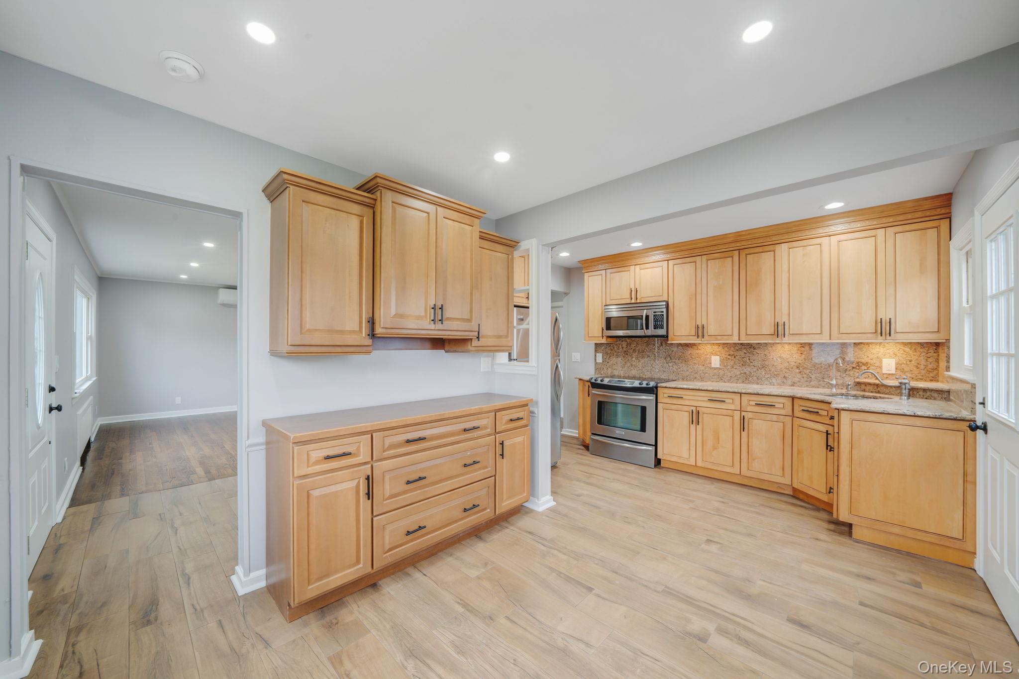 #7 photo, 3862 Clark Street, מחוז נסאו Seaford , NY 11783