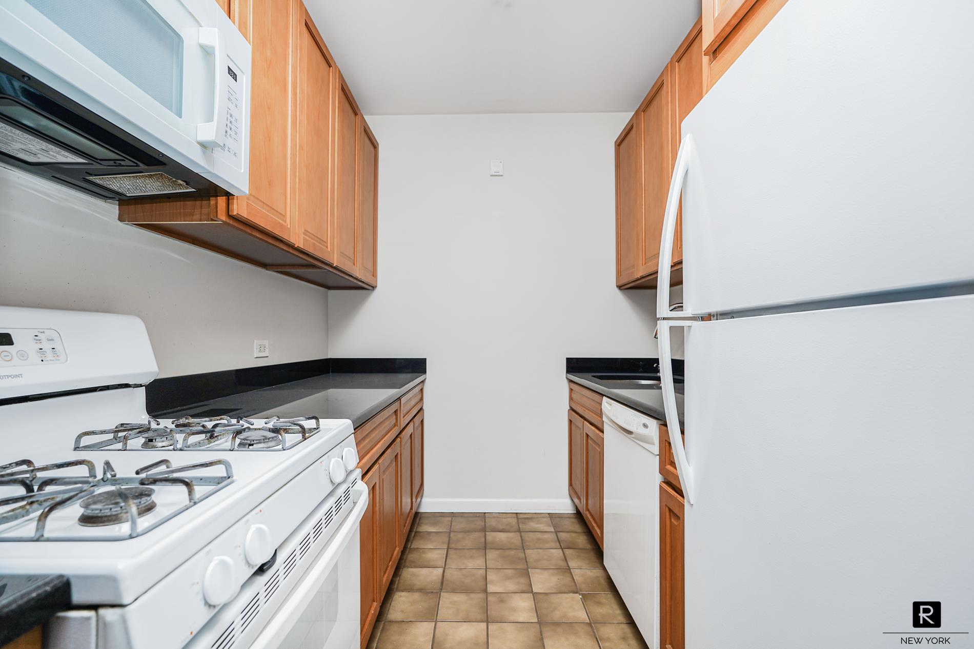 #19 photo, 80 Bay Street, New York City , NY 10301