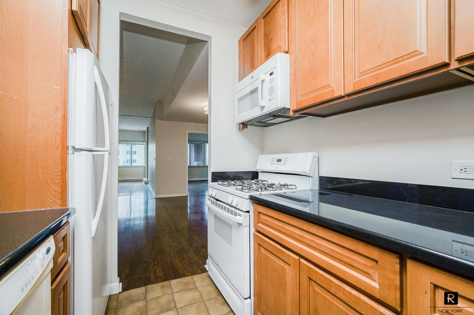 #20 photo, 80 Bay Street, New York City , NY 10301