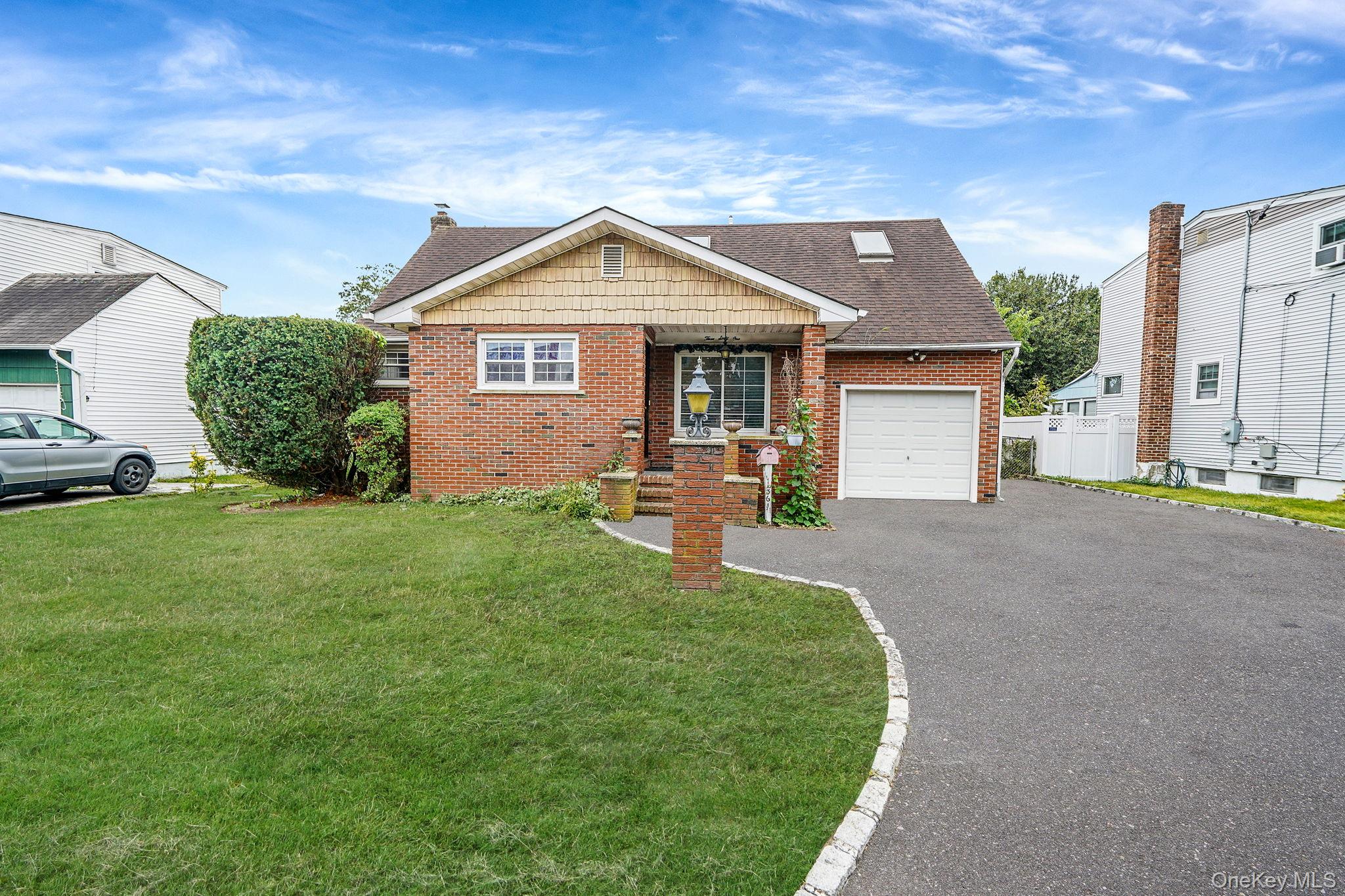 #1 photo, 361 35th Street, सफ़ोक काउंटी Lindenhurst , NY 11757