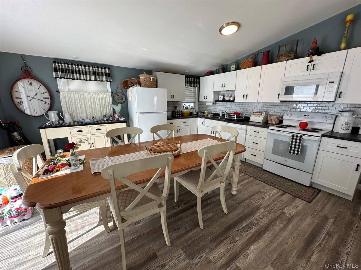 #1 photo, 53 Village Circle S, サフォーク郡 Manorville , NY 11949