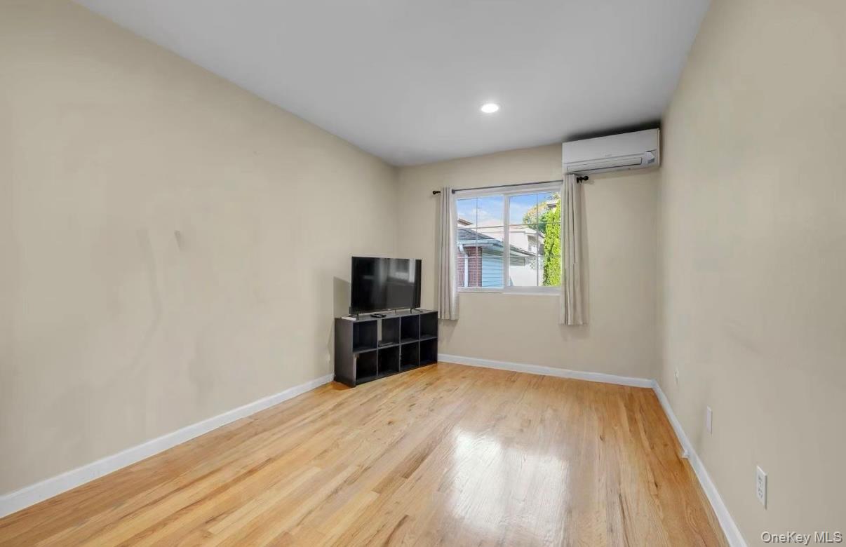 #4 photo, 8810 70th Road, Forest Hills , NY 11375