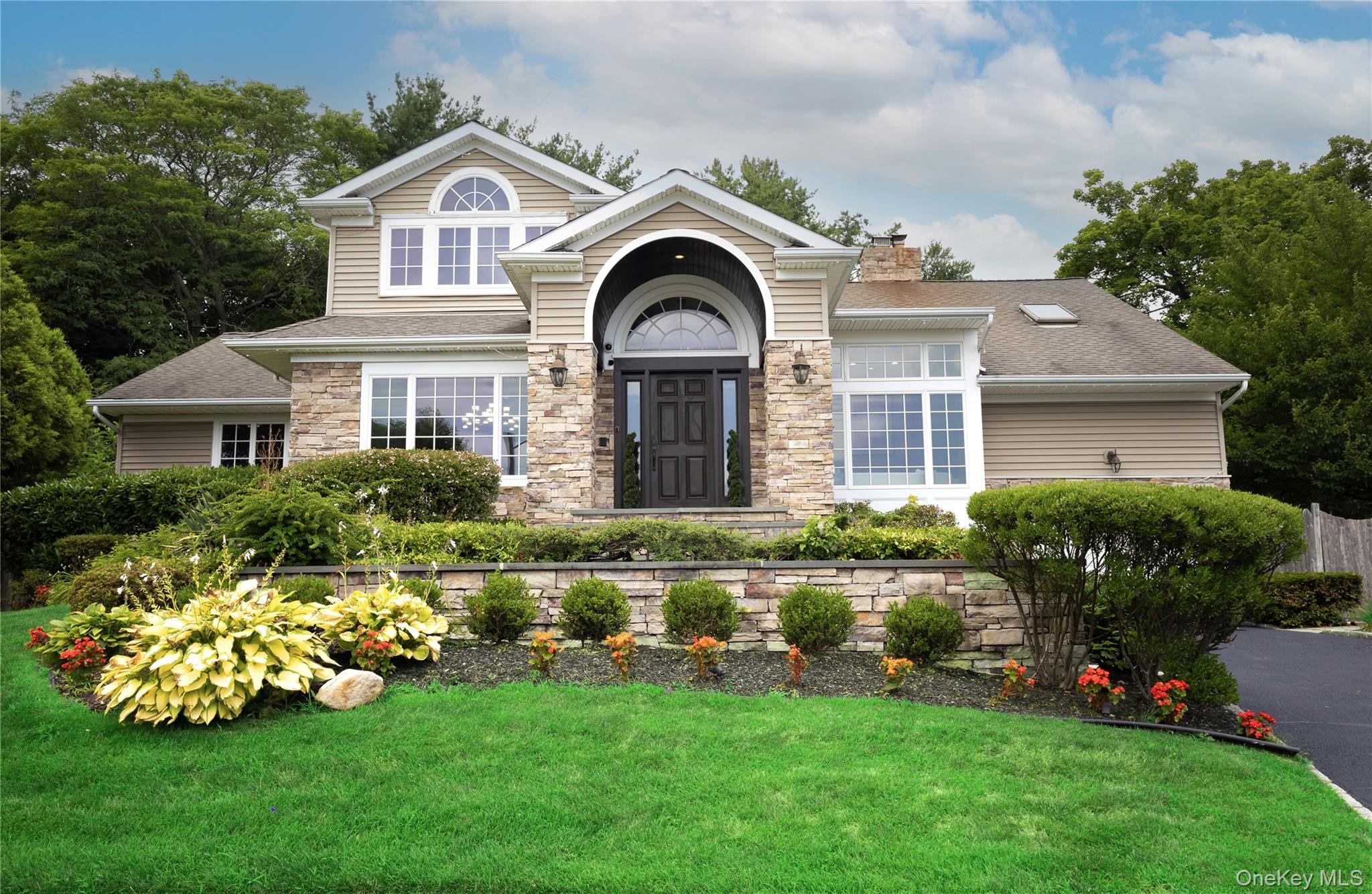 #1 photo, 10 Hazelwood Court, नासाउ काउंटी Jericho , NY 11753