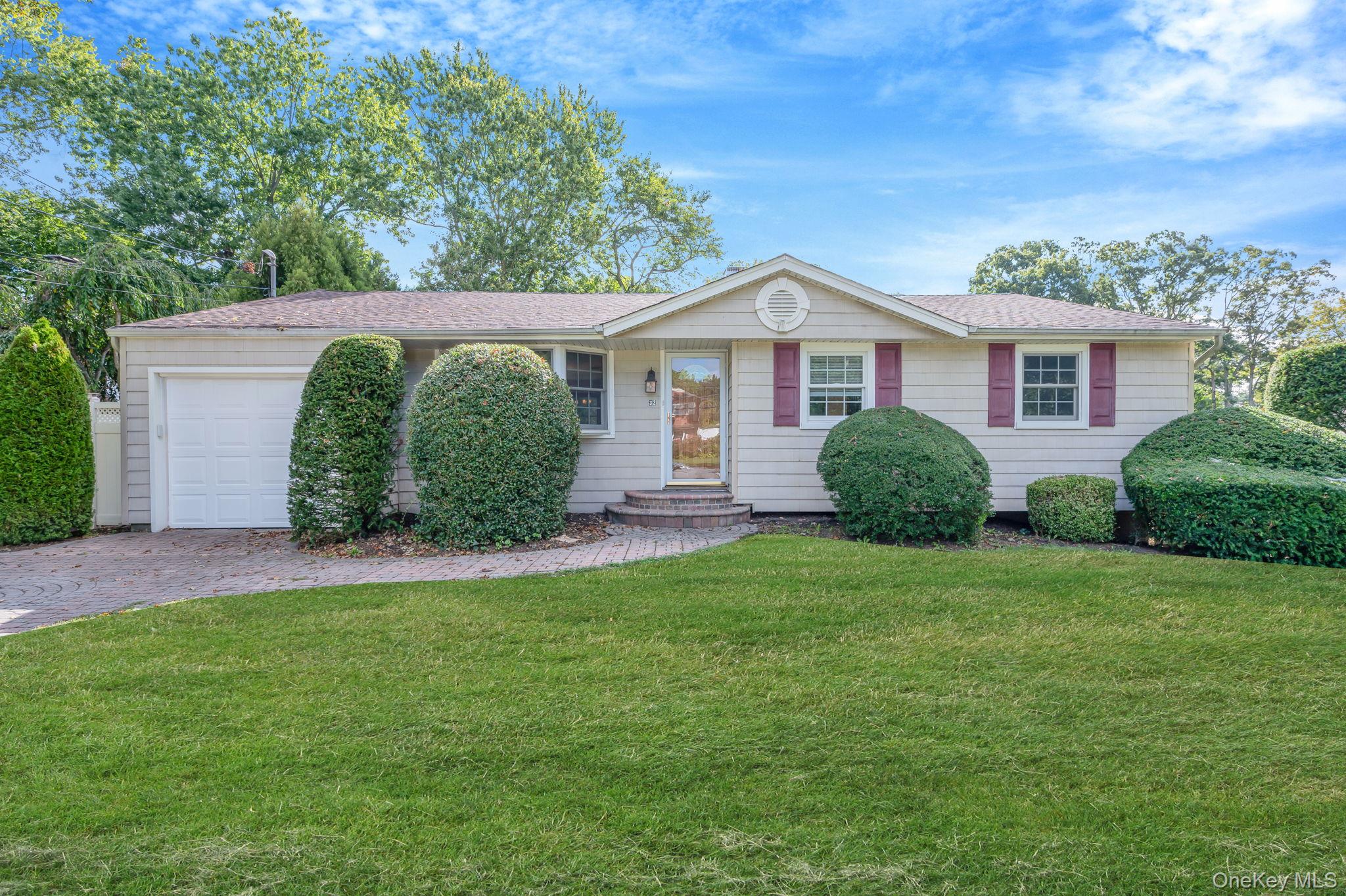 #1 photo, 32 Seaman Neck Road, सफ़ोक काउंटी Dix Hills , NY 11746