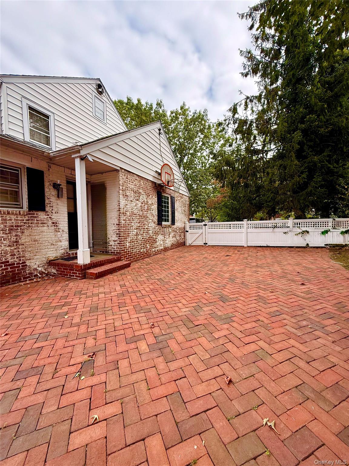 #8 photo, 139 New York Avenue, Freeport , NY 11520