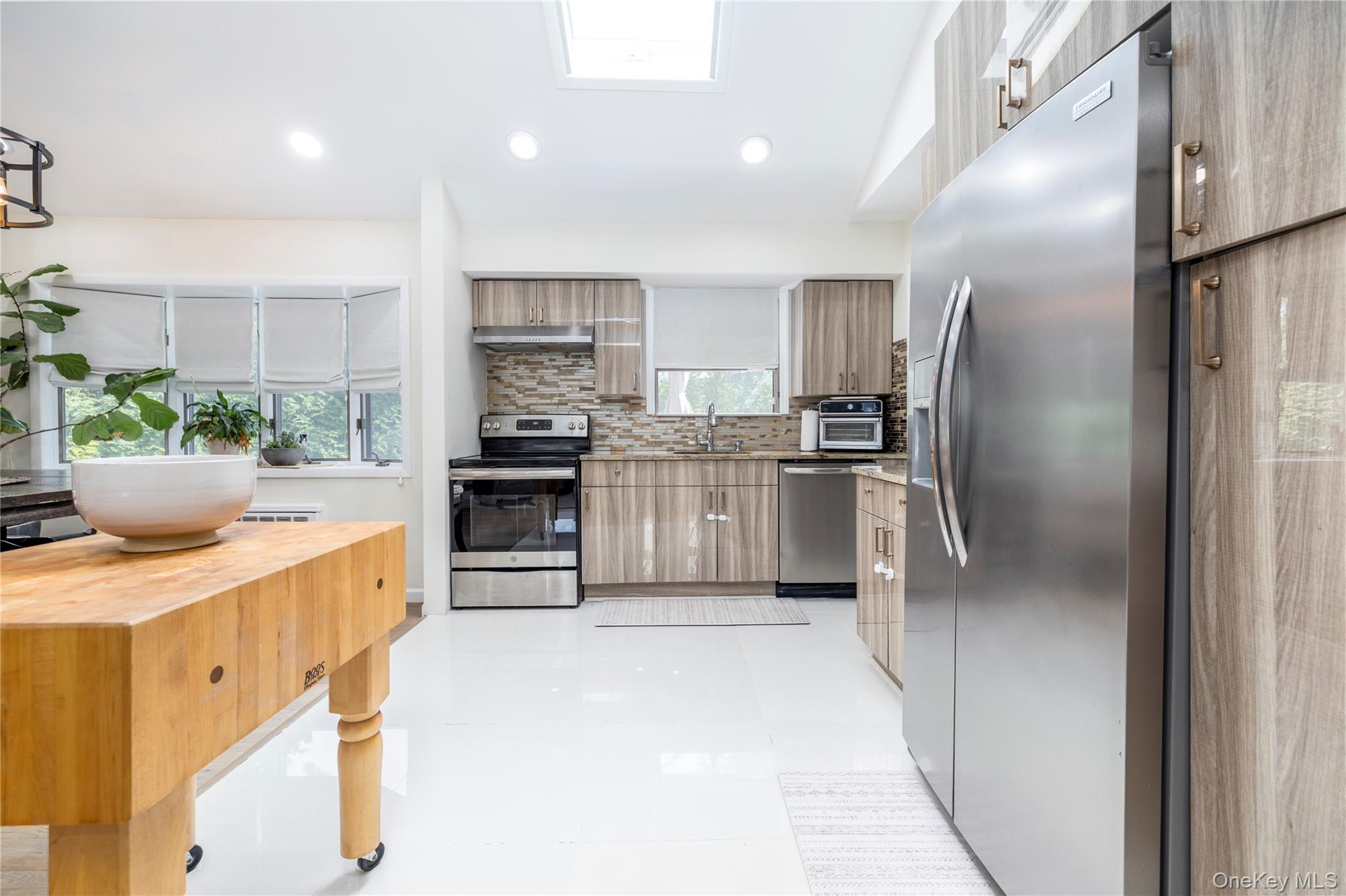 #6 photo, 5 Evelyn Court, Massapequa , NY 11758