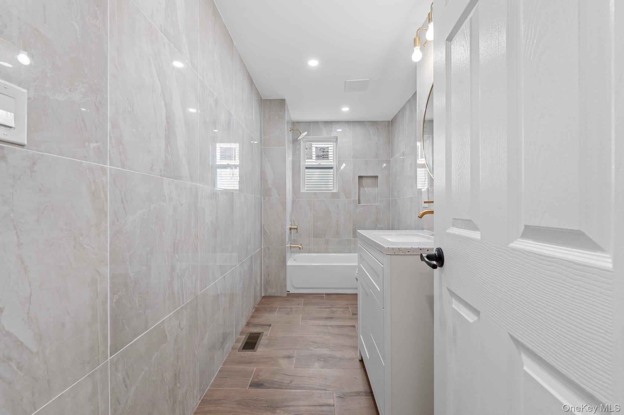 #10 photo, 15 E Hamilton Avenue, Massapequa , NY 11758