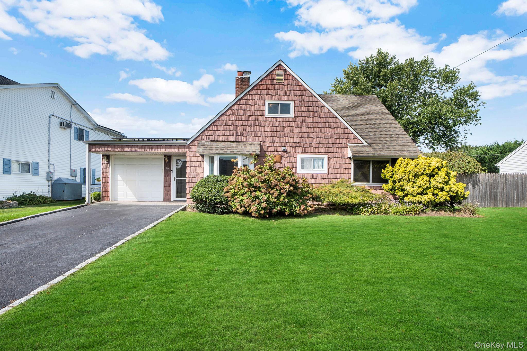 #1 photo, 6 Cinder Lane, हिक्सविले Hicksville , NY 11801