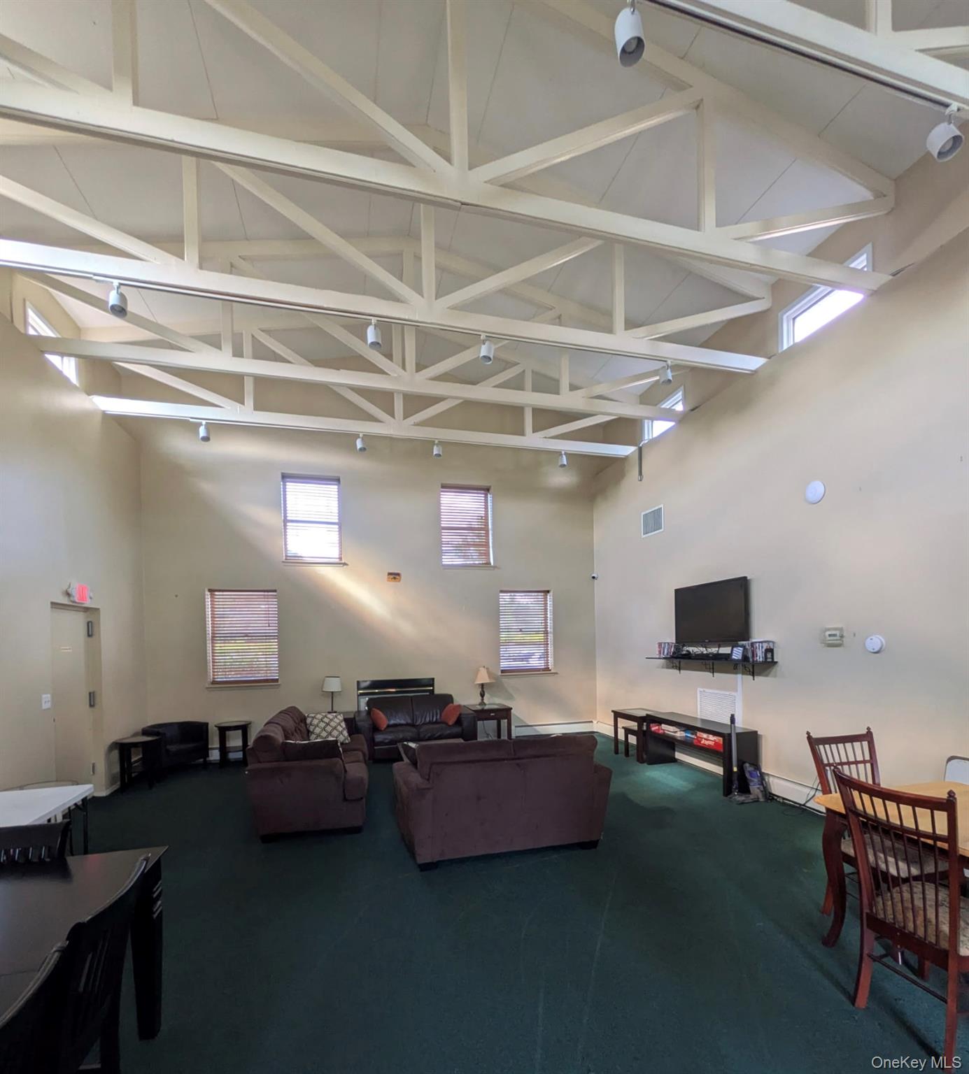 #2 photo, 2453 B Union Boulevard, सफ़ोक काउंटी Islip , NY 11751