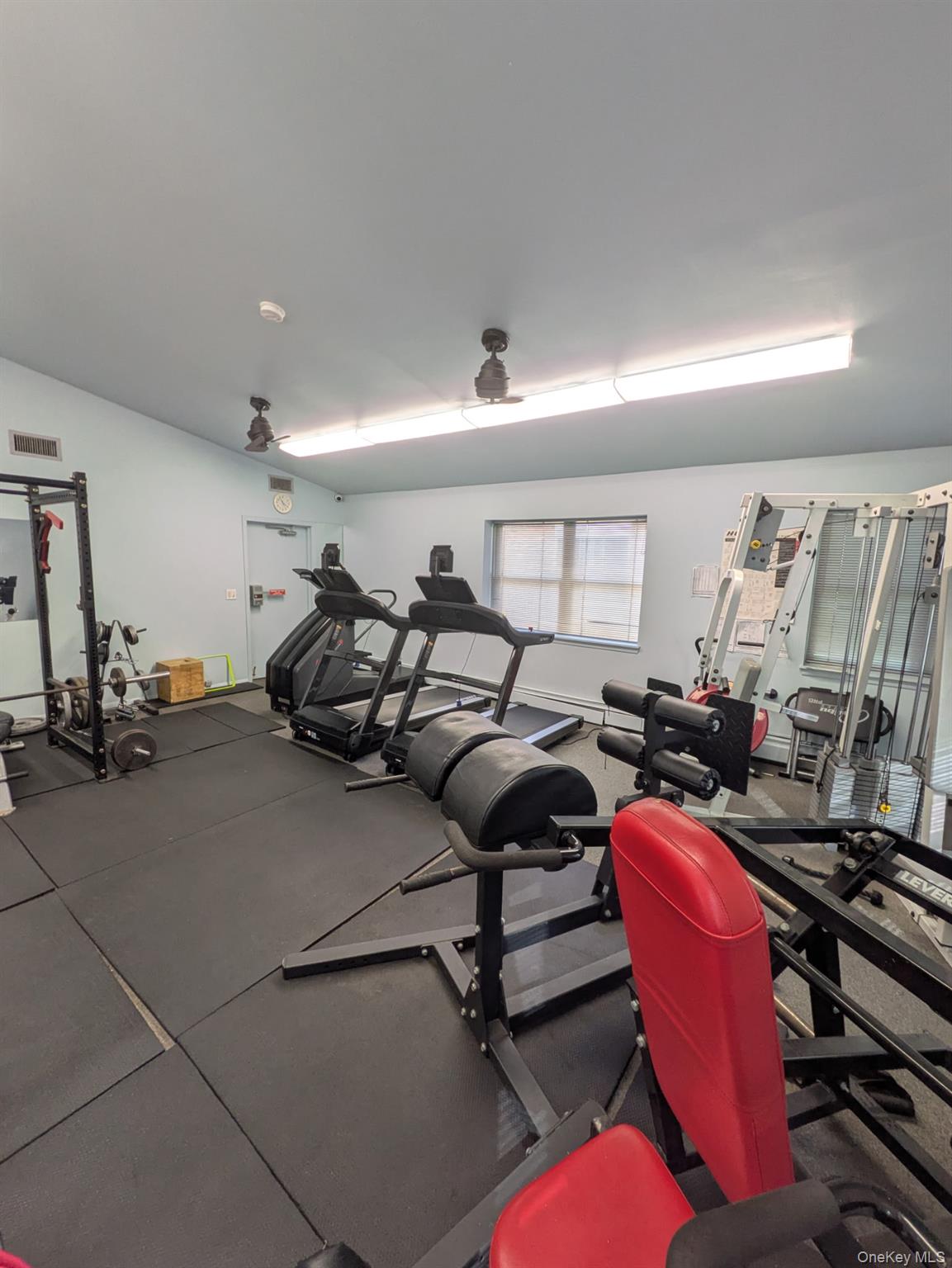 #4 photo, 2453 B Union Boulevard, सफ़ोक काउंटी Islip , NY 11751