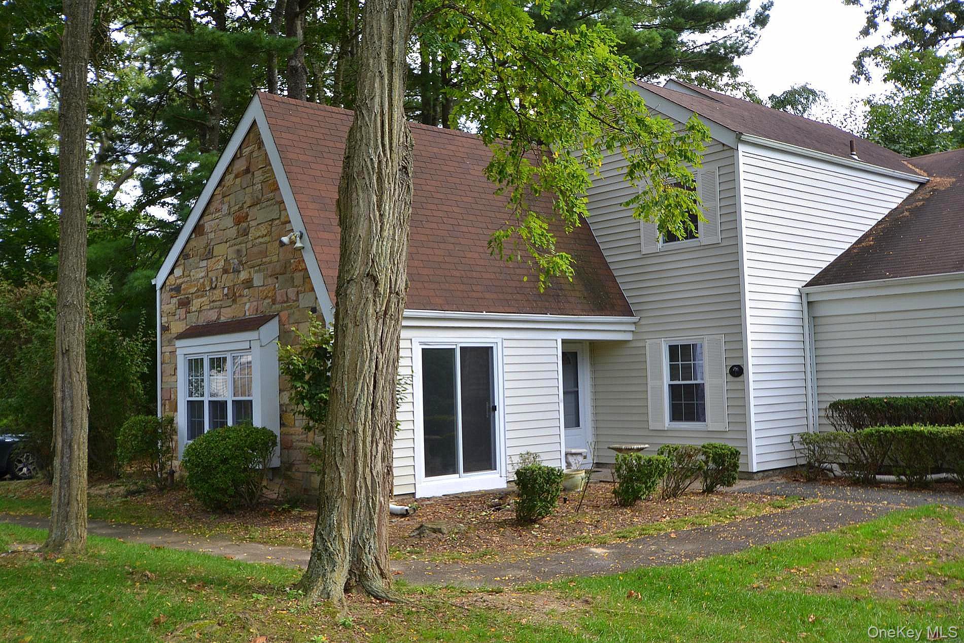 #1 photo, 5 Hunt Club Drive, सफ़ोक काउंटी Coram , NY 11727