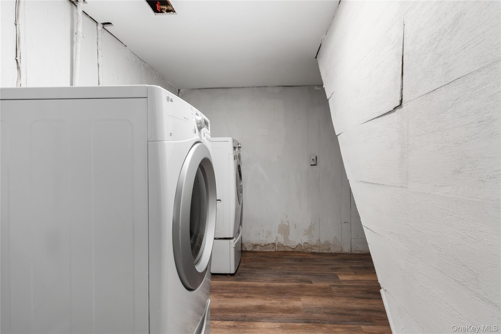 #19 photo, 178 Melville Road, South Huntington , NY 11746